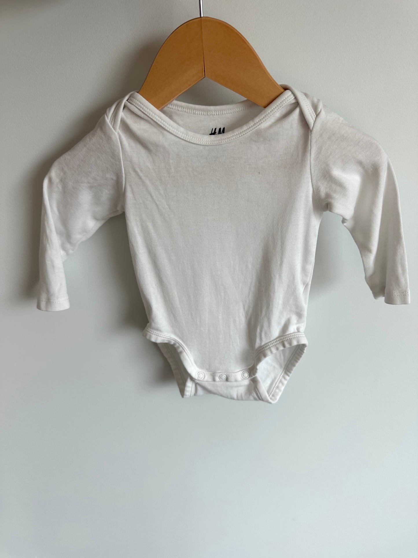 H&M Organic White Bodysuit / 4-6m