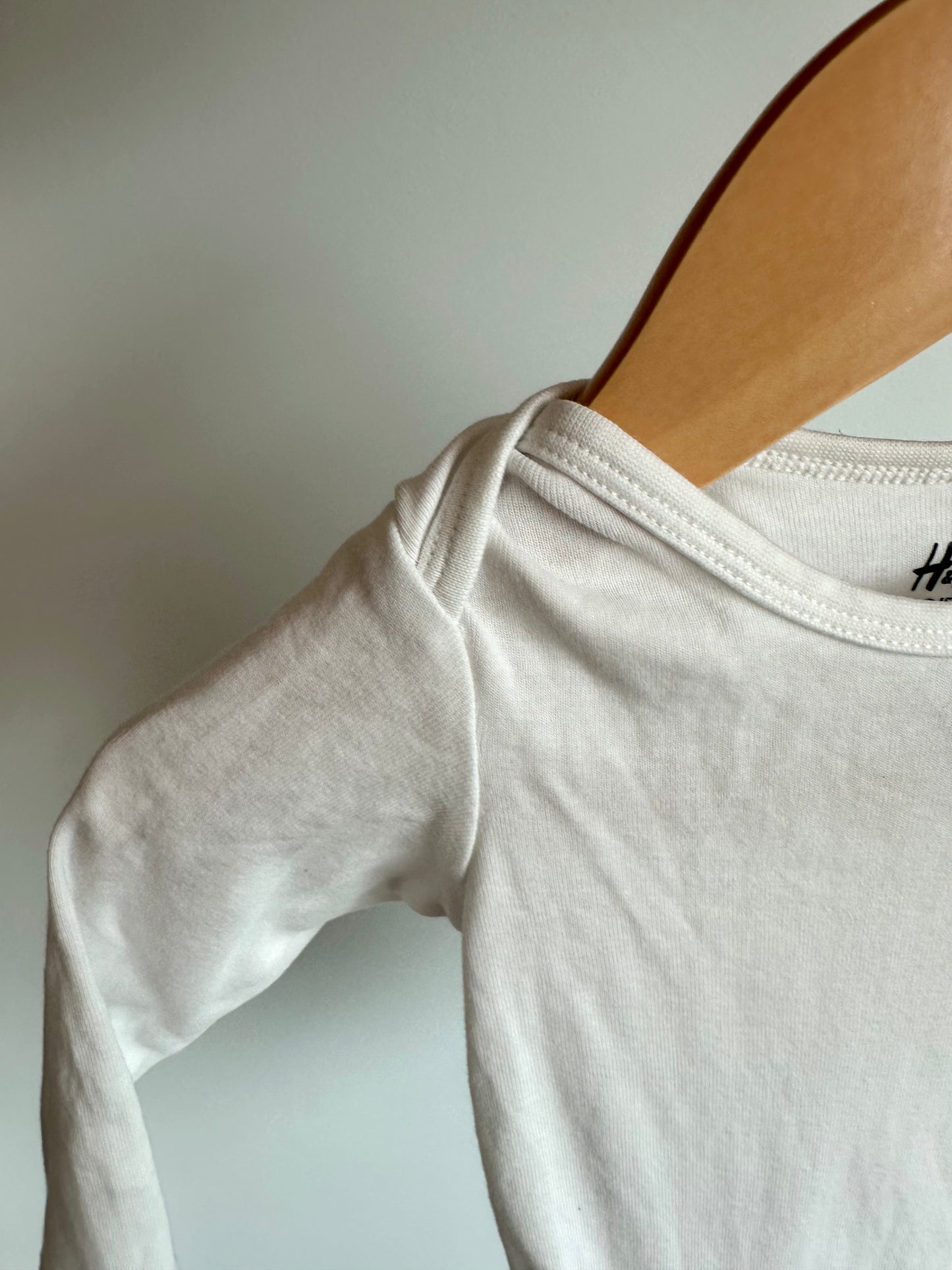 H&M Organic White Bodysuit / 4-6m