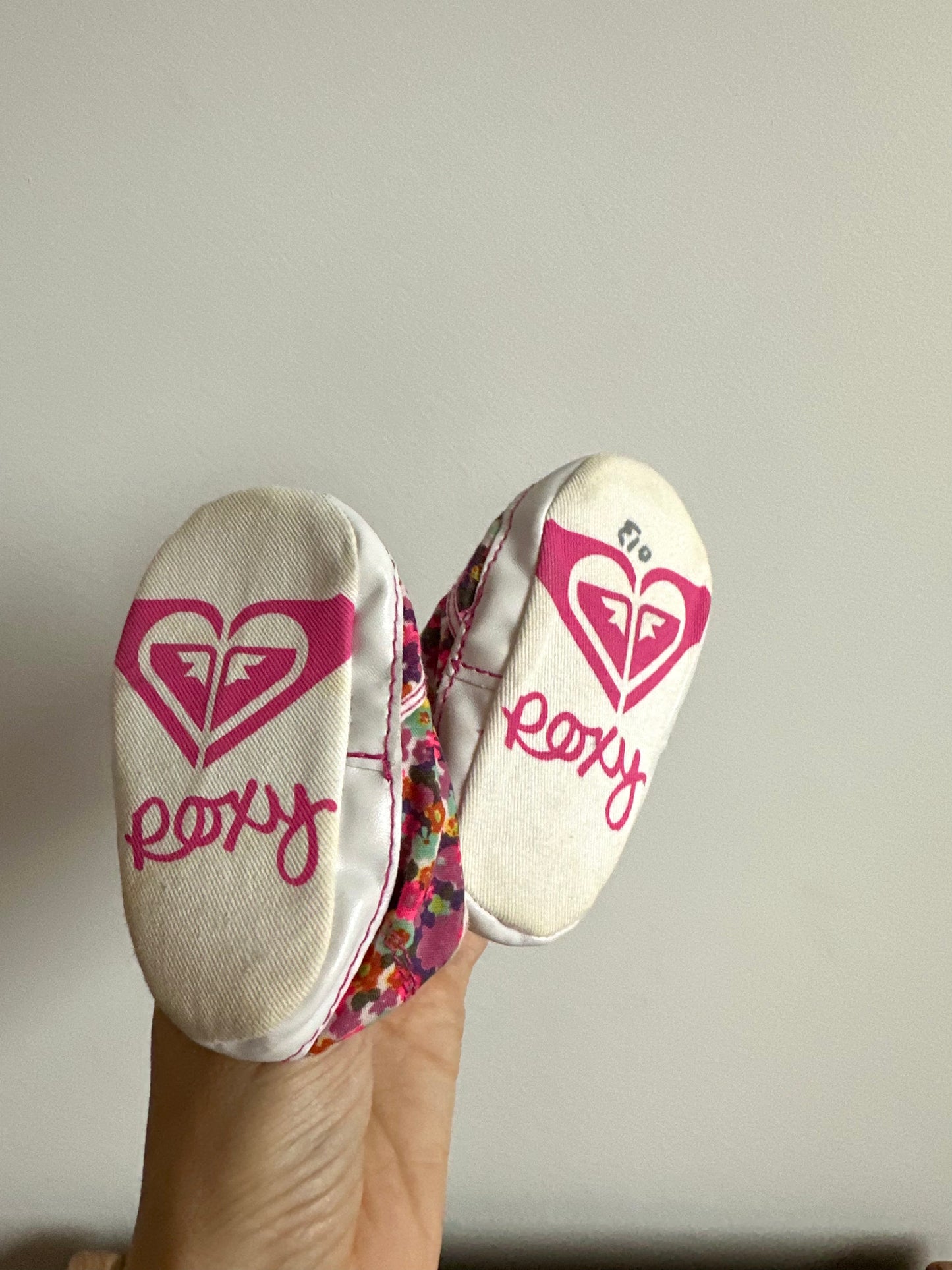 Roxy Floral Soft Sole Shoes / 2-6m?