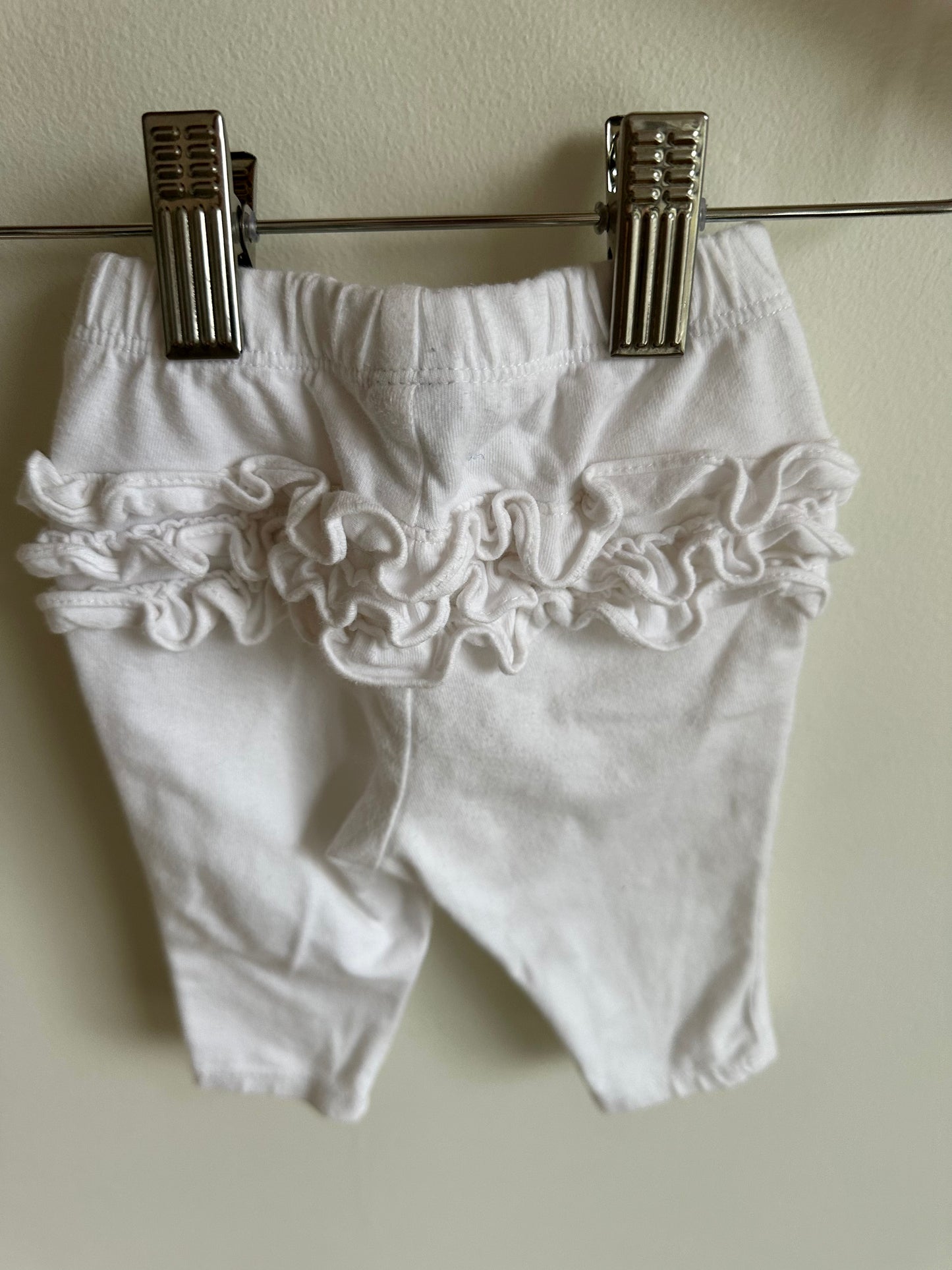 White Ruffle Bottom Leggings / 3-6m