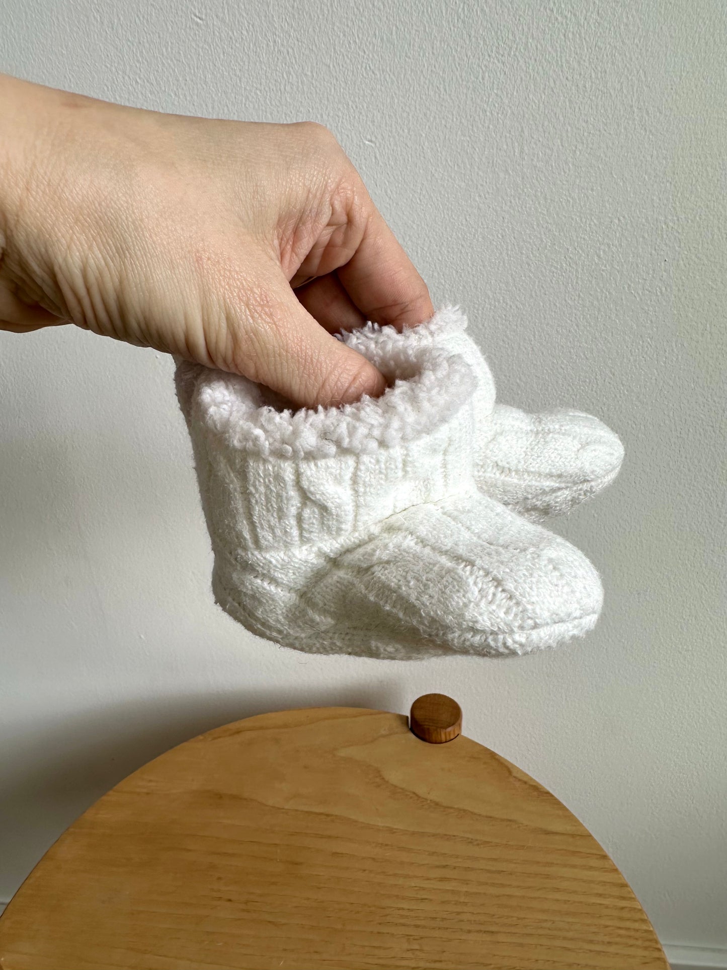 White Velcro Slippers / Size 3-6m