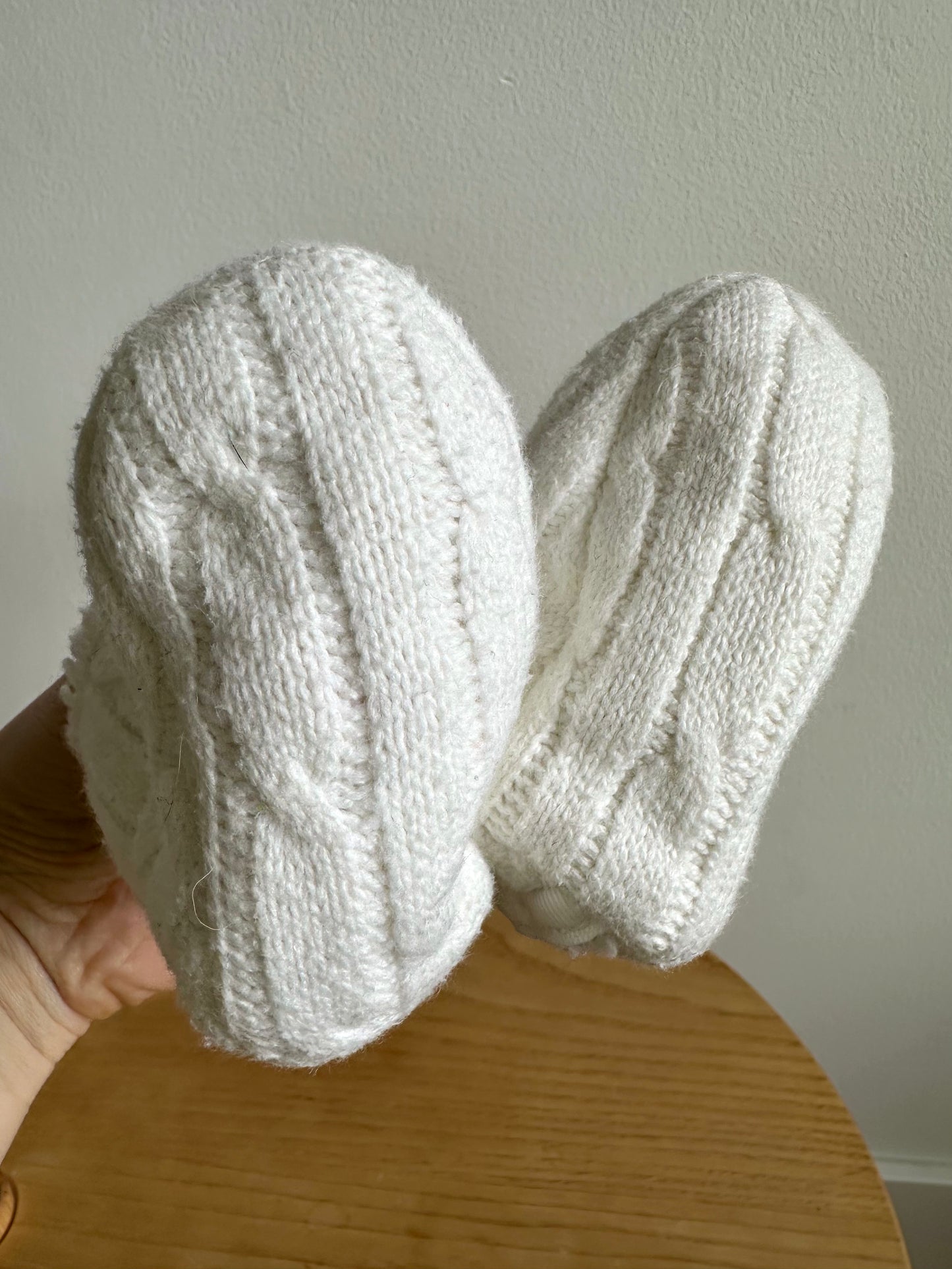 White Velcro Slippers / Size 3-6m
