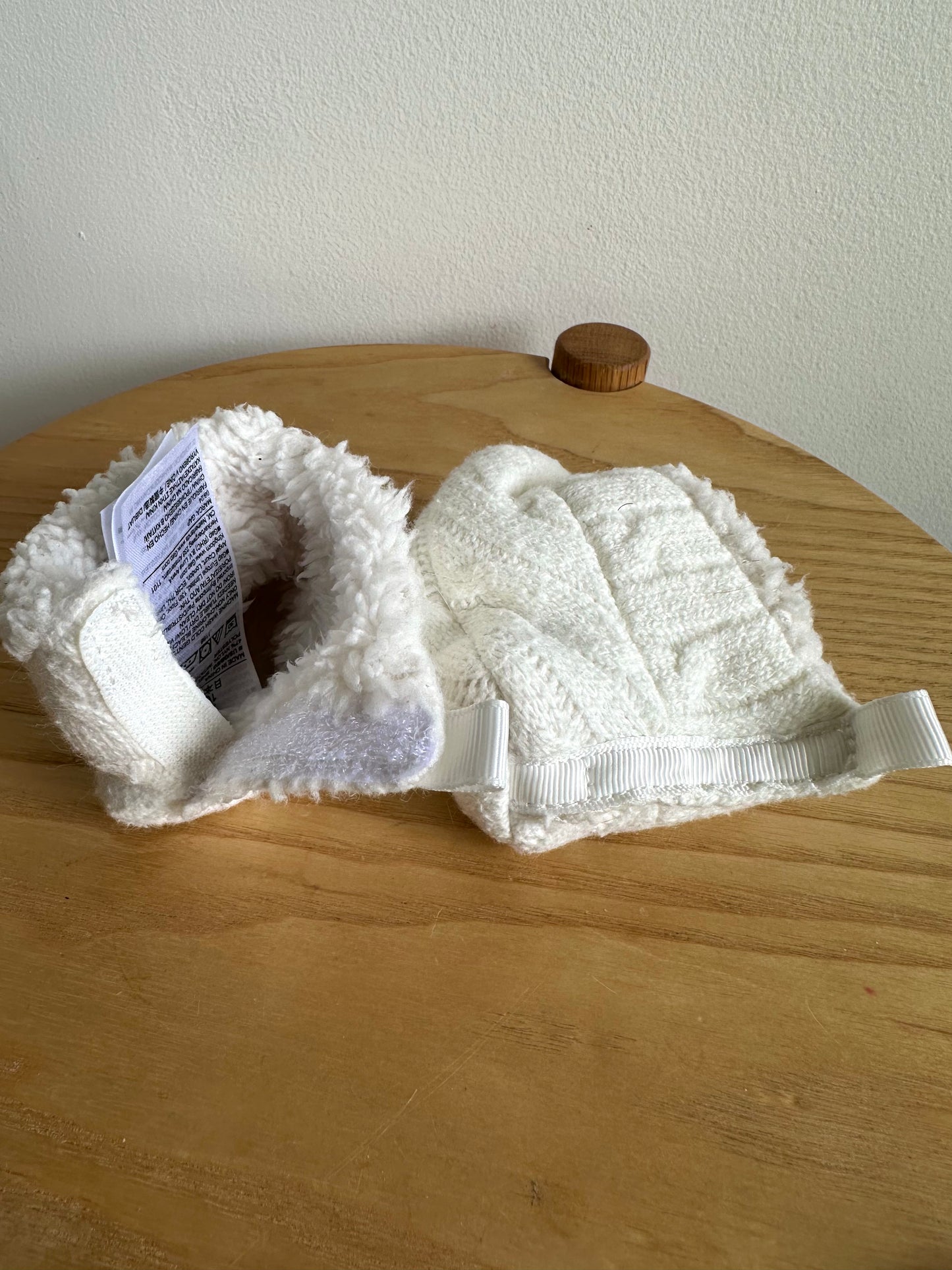 White Velcro Slippers / Size 3-6m