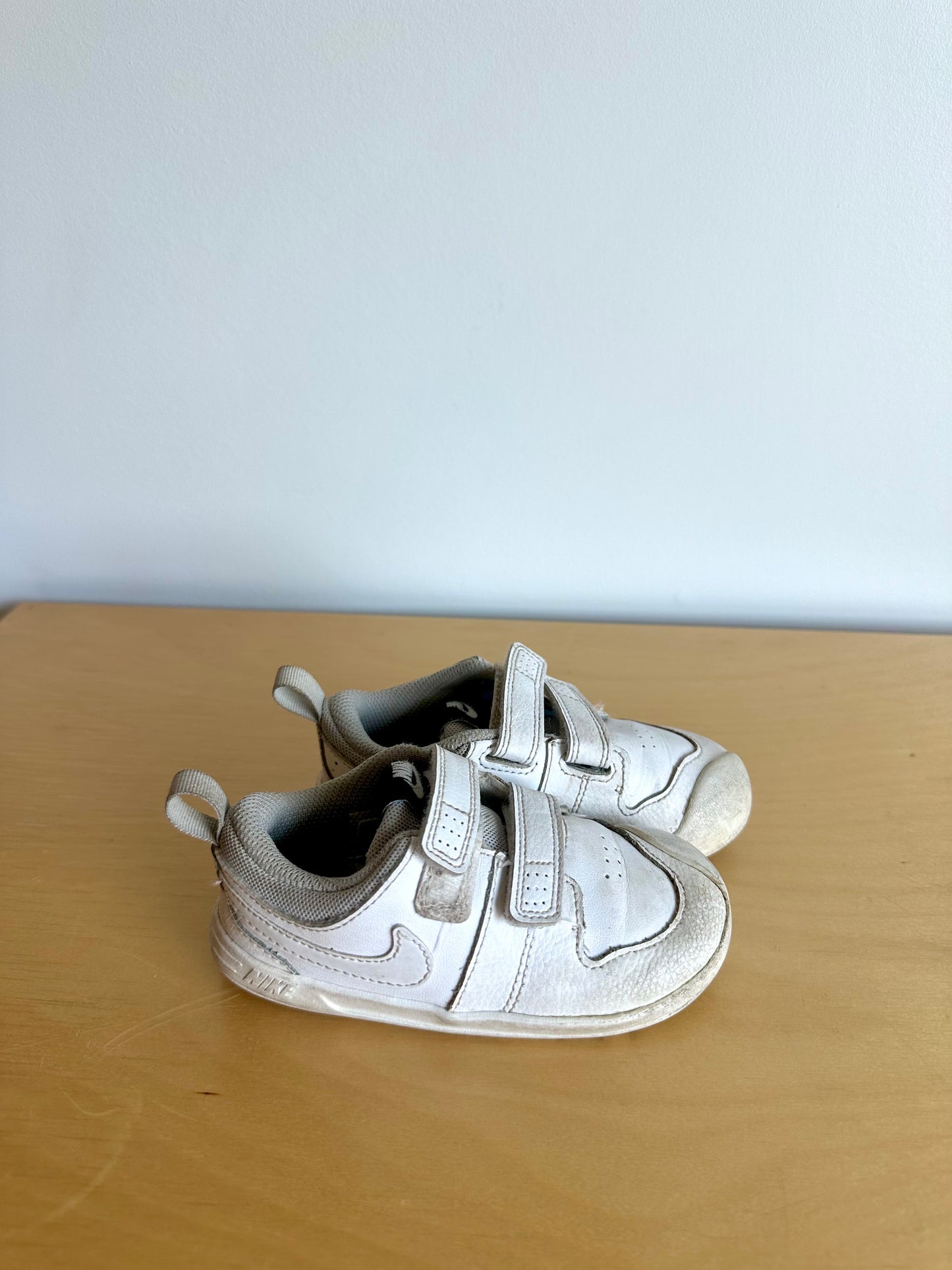 Nike White Velcro Shoes / Size 7.5-8 Toddler