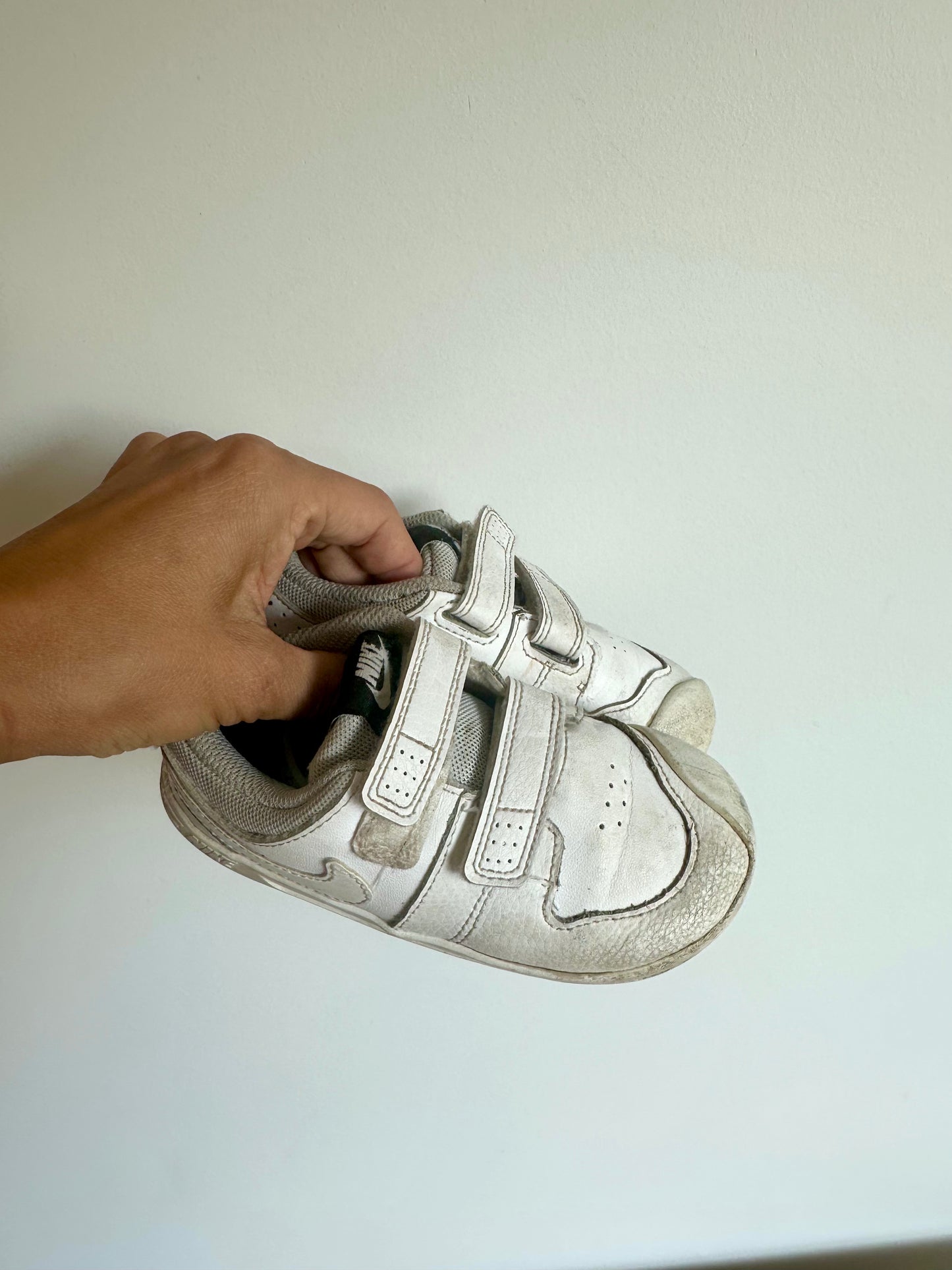 Nike White Velcro Shoes / Size 7.5-8 Toddler