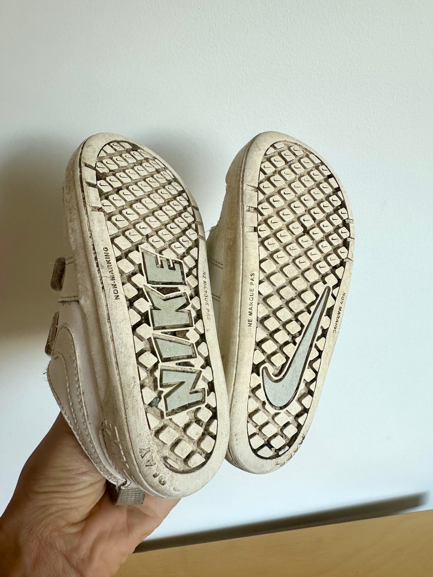 Nike White Velcro Shoes / Size 7.5-8 Toddler