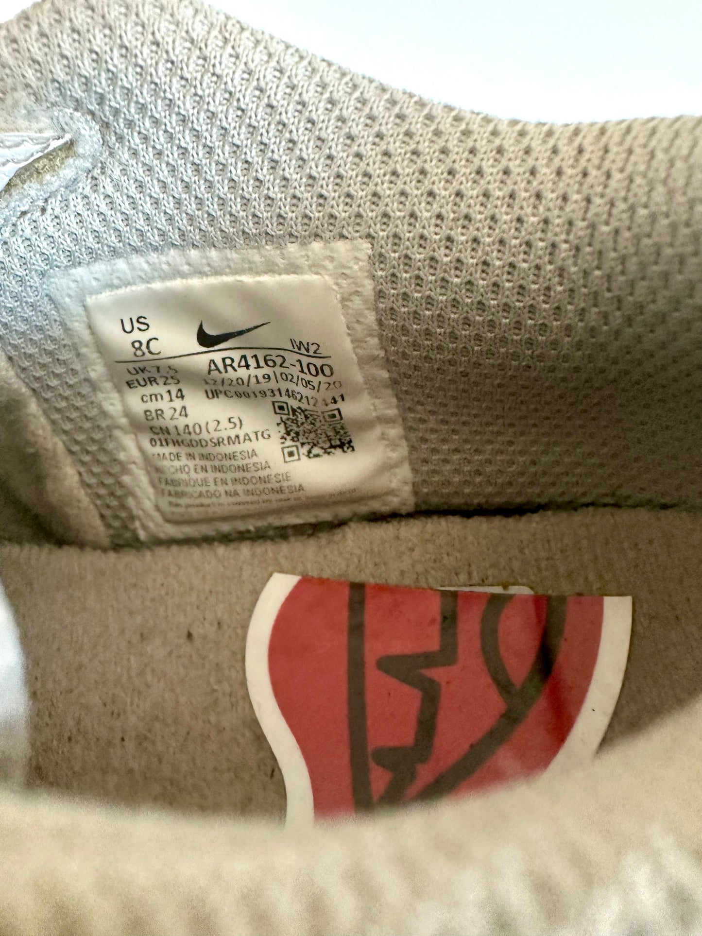 Nike White Velcro Shoes / Size 7.5-8 Toddler
