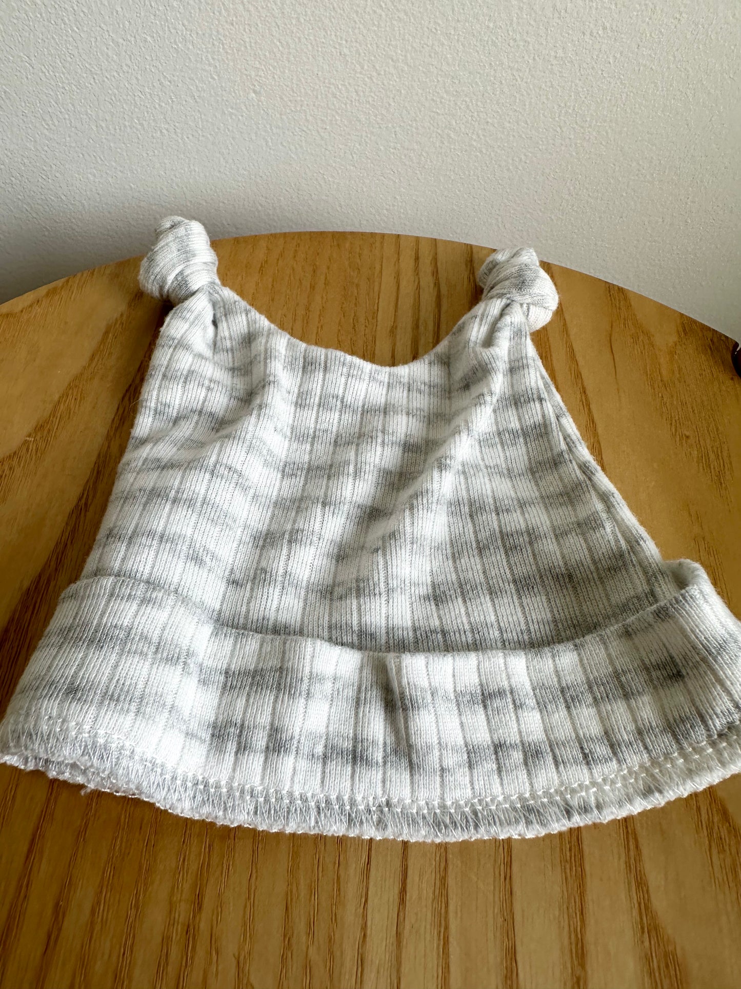 Grey + White Striped Hat / 3-6m