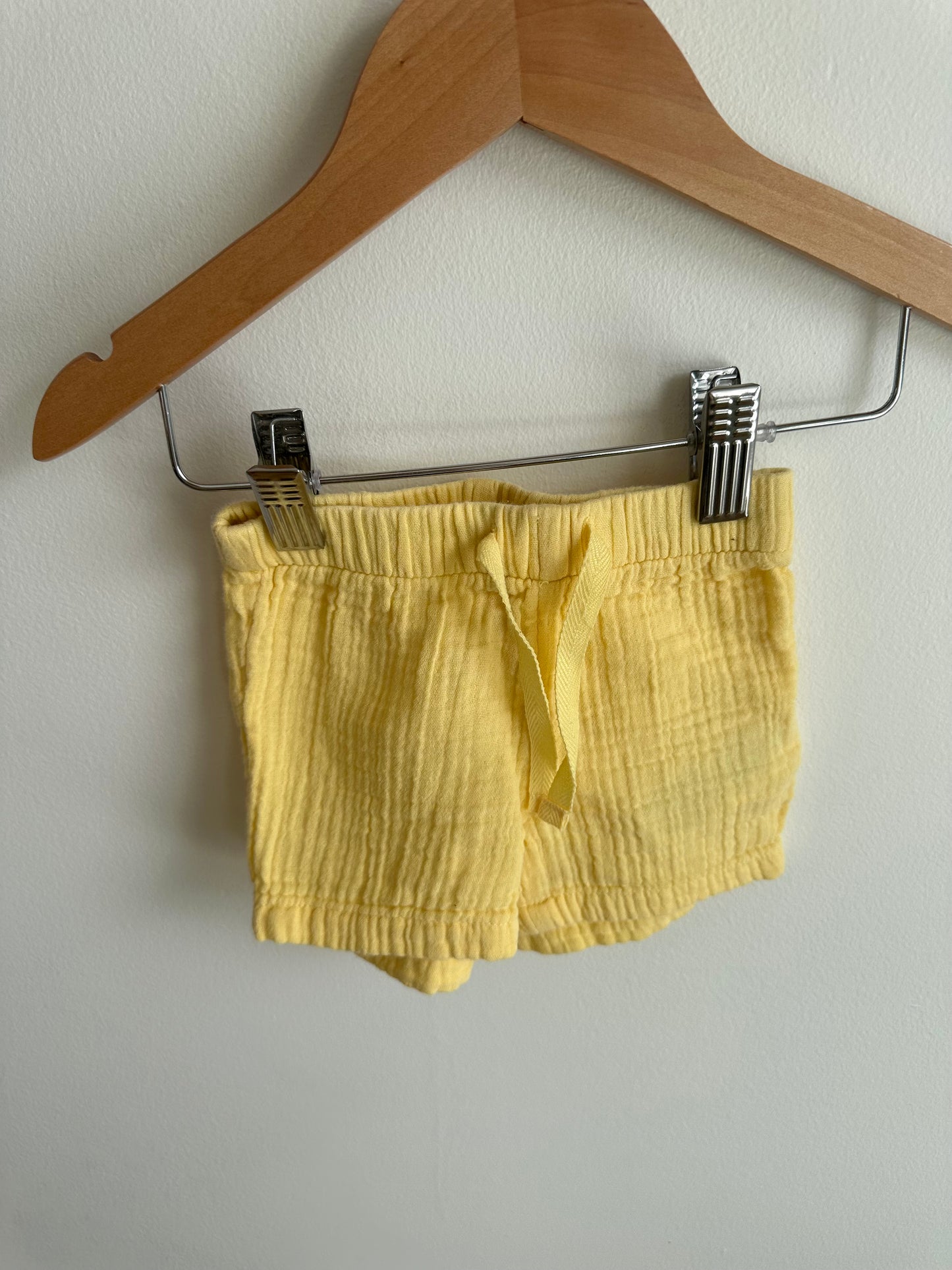 Gap Yellow Muslin Shorts / 3-6m