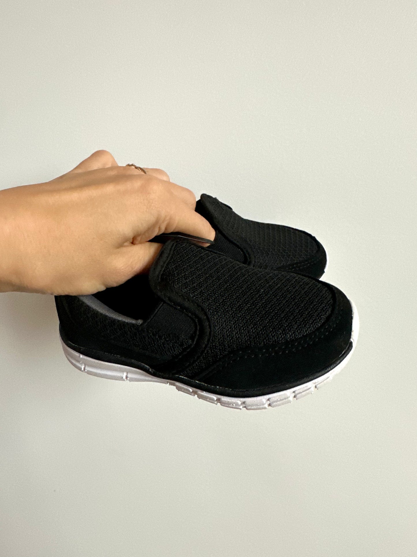 Memory Foam Black + White Shoes / Size 7 Toddler