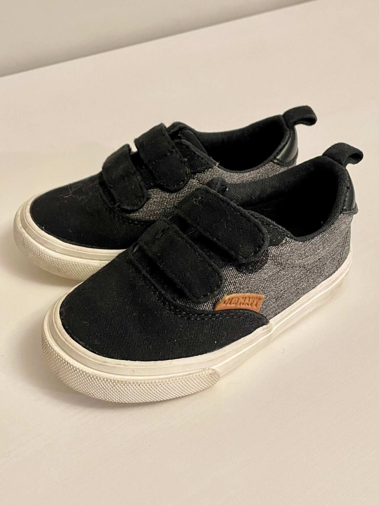 Velcro Sneaker / Size 5 Toddler