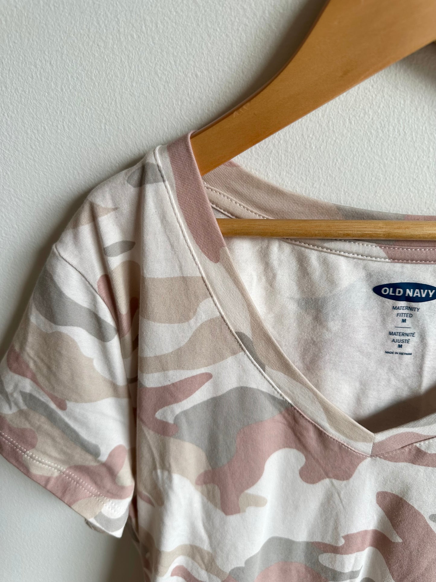 Camo Fitted Maternity T-shirt / M