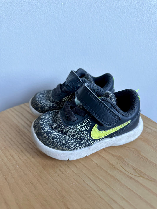 Nike Runners with Yellow Check / Size 5 Toddler Footwear