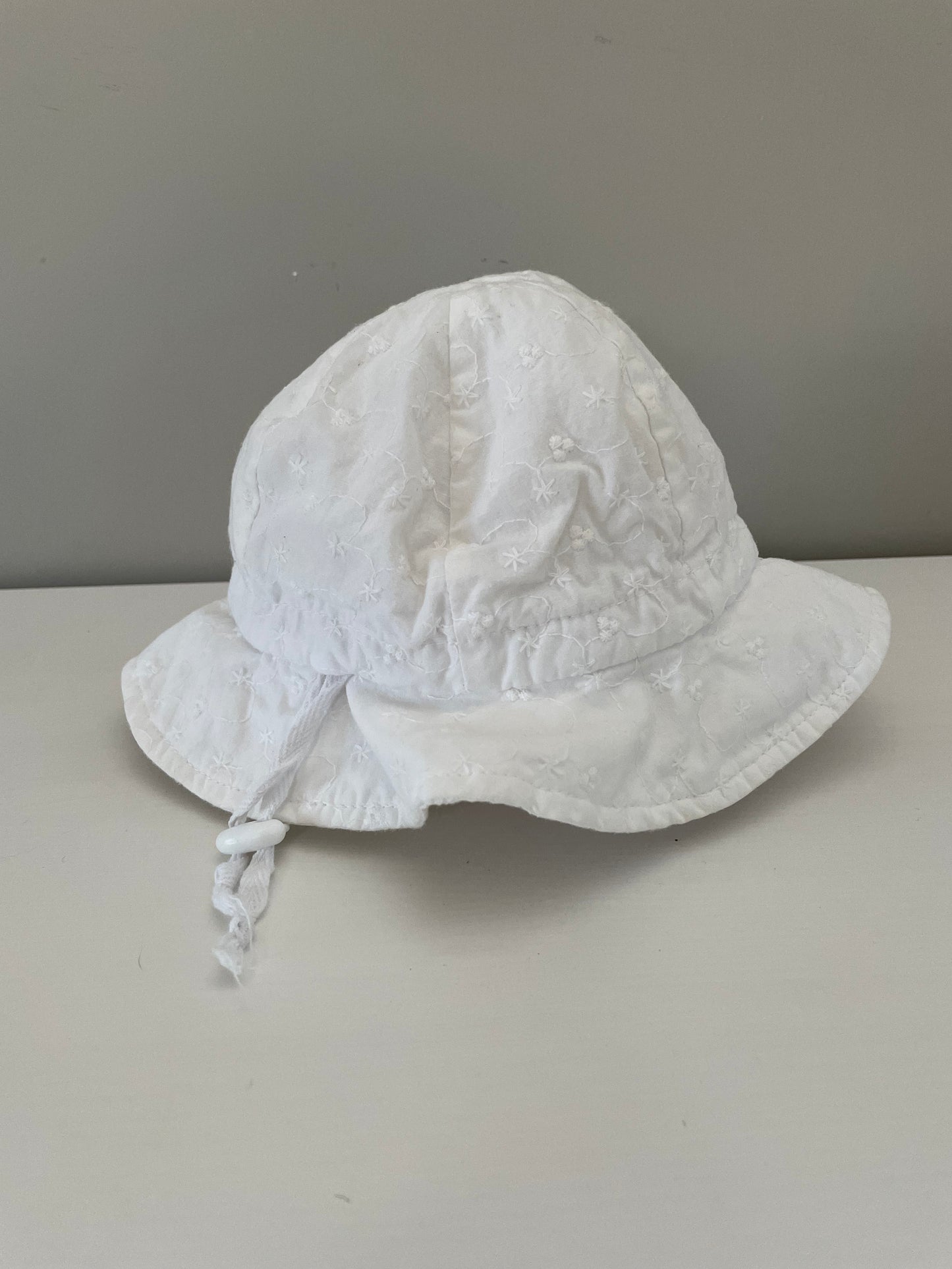 White Floral Hat with Drawstring / 0-9m