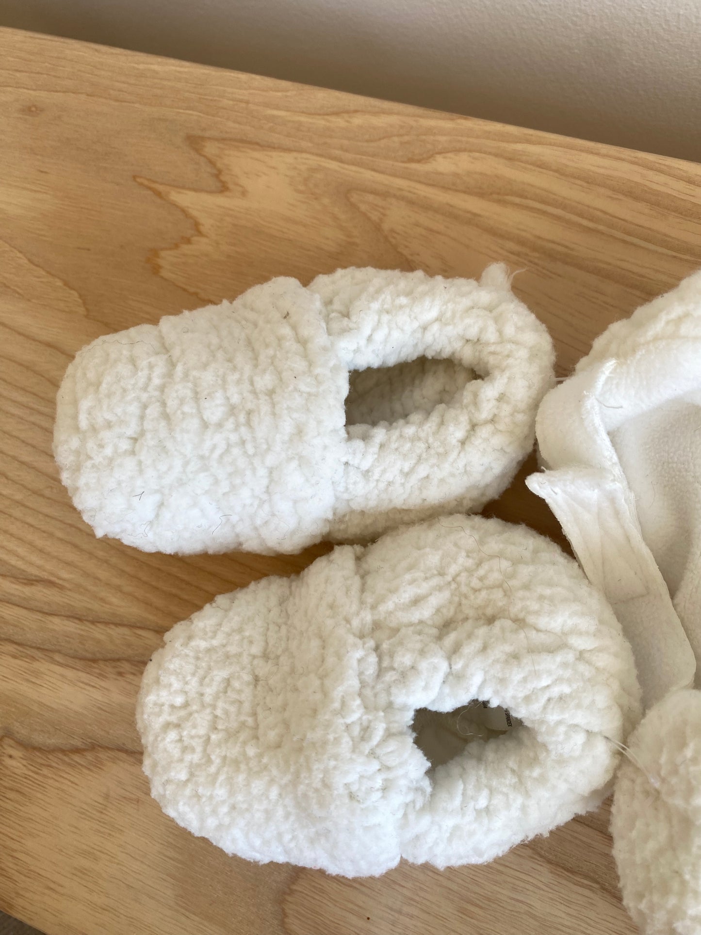 White Hat and Slippers / 6-12m