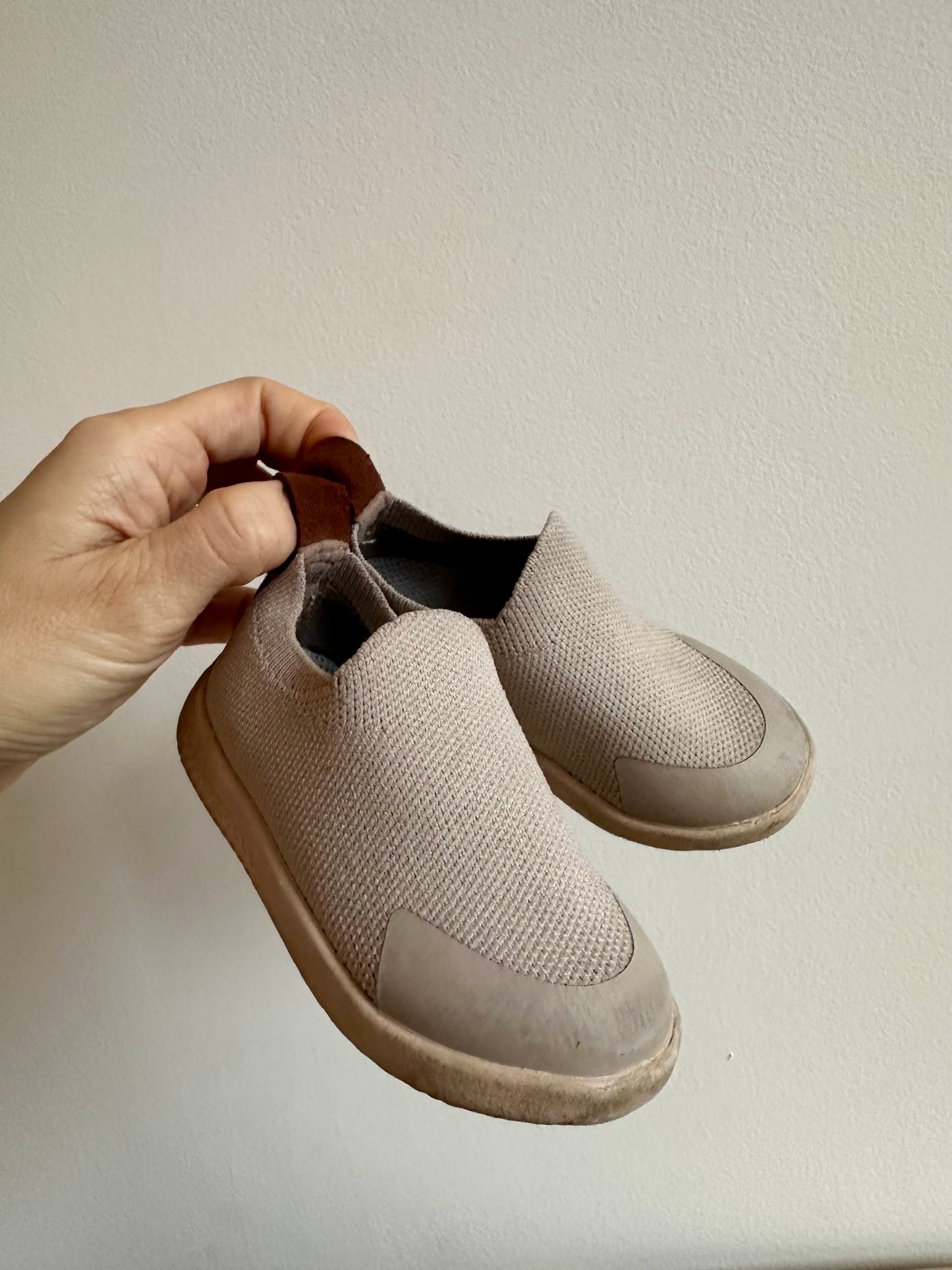 Heyfolks Grey Sneakers / Size 4 Toddler