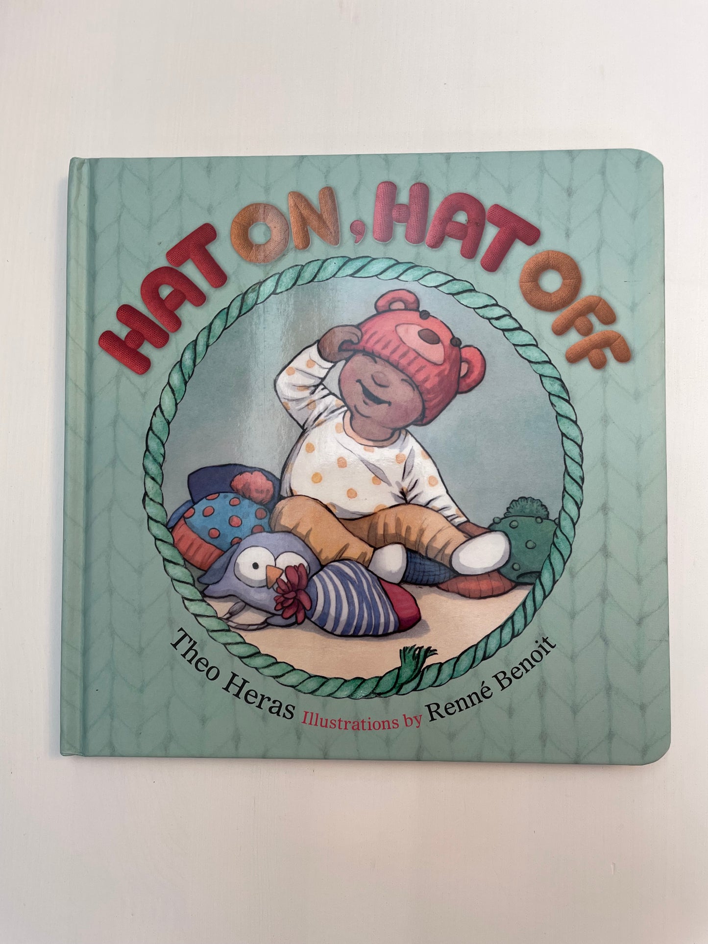 Hat On, Hat Off Board Book / 0-2 years