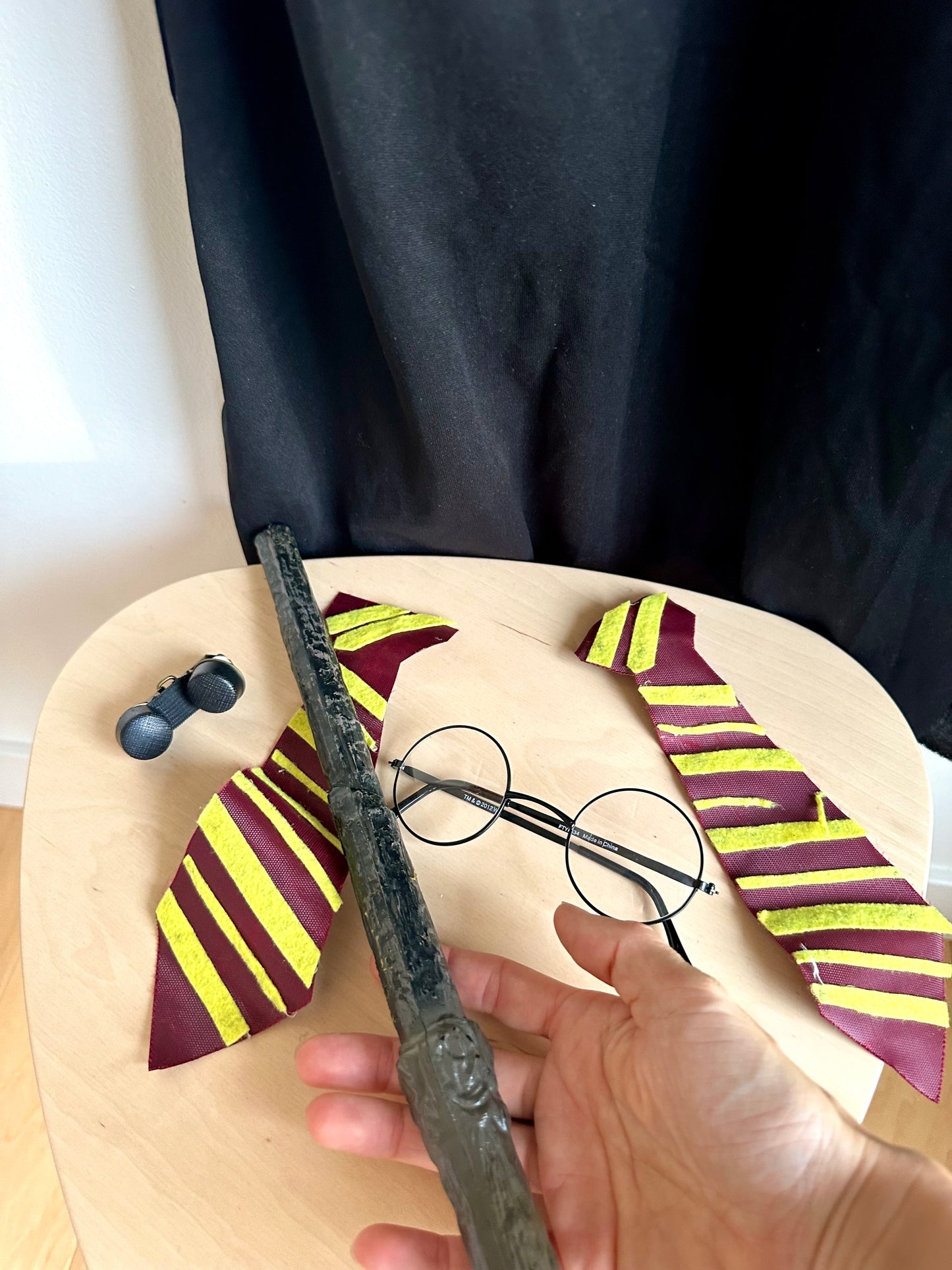 Harry Potter Costume - Hooded Cape, Clip on Tie, Glasses and Wand/ OS (4-8 years)