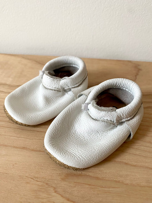 White Leather Soft Sole Shoes / Size 2 Infant