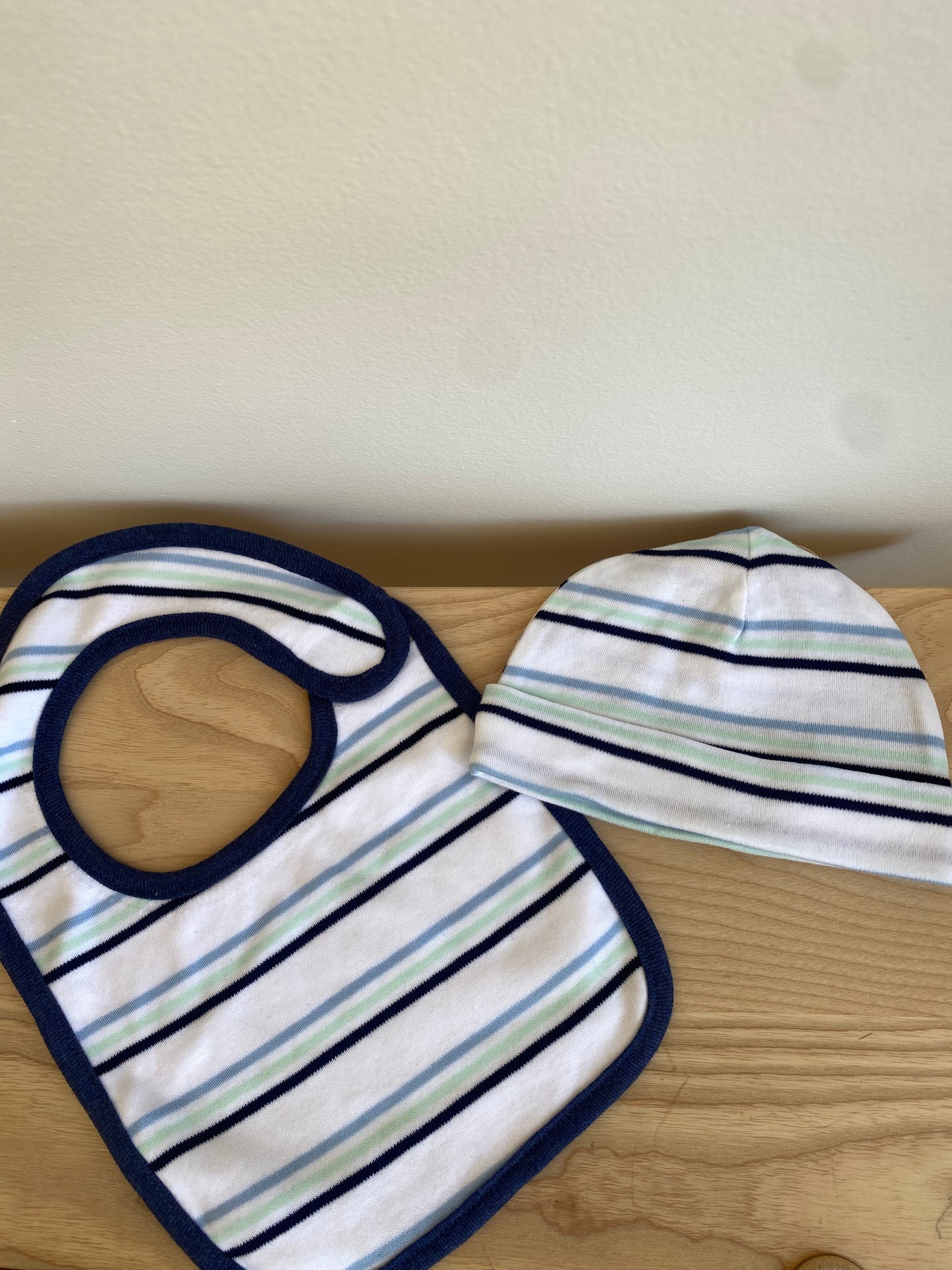 Matching Hat and Bib / 0-9m