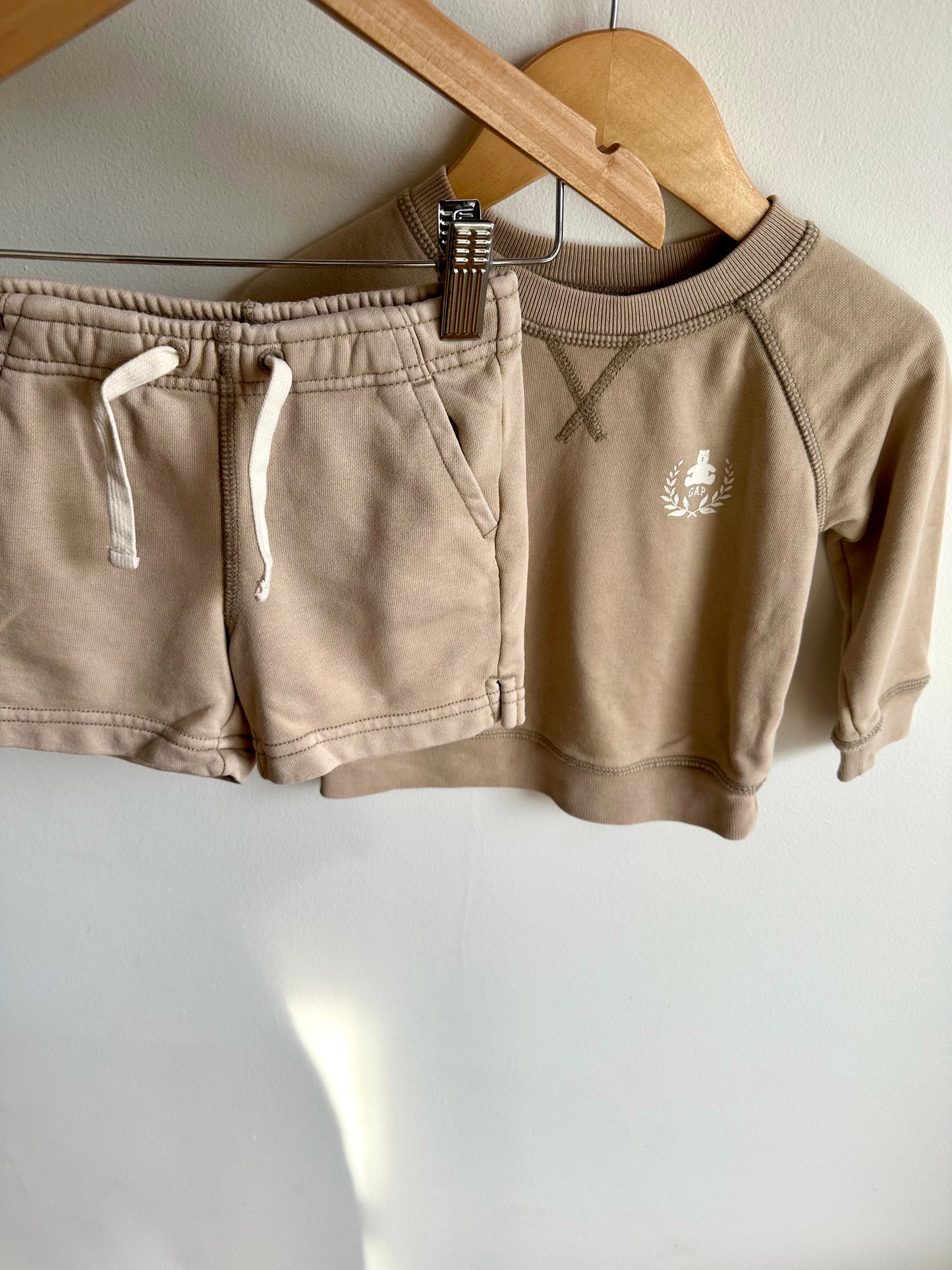 Gap Oat Crewneck + Shorts Set / 12-18m