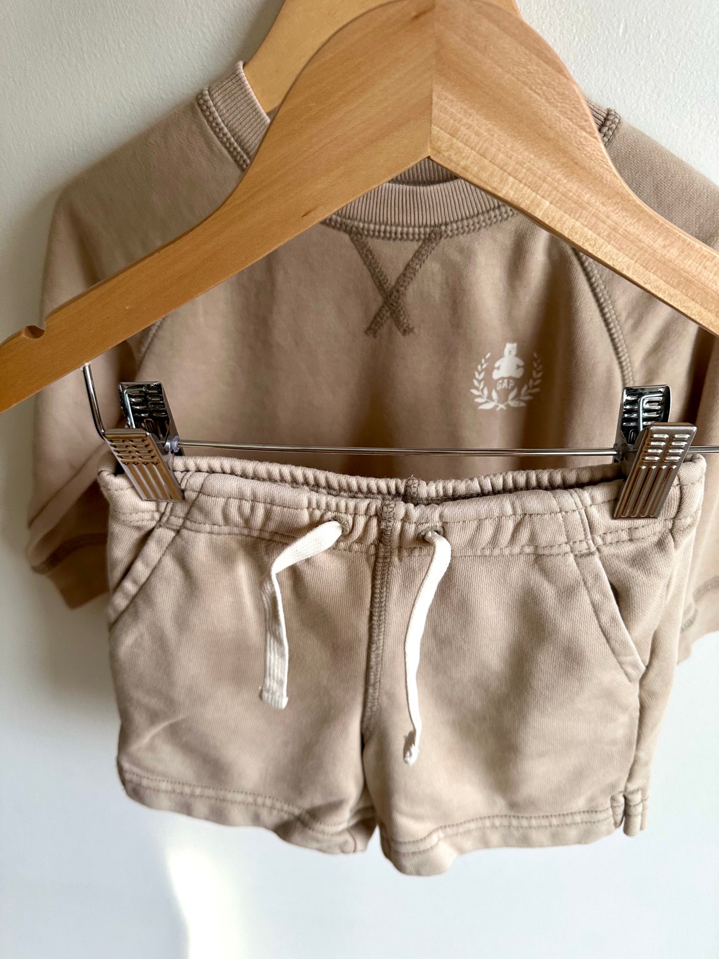 Gap Oat Crewneck + Shorts Set / 12-18m