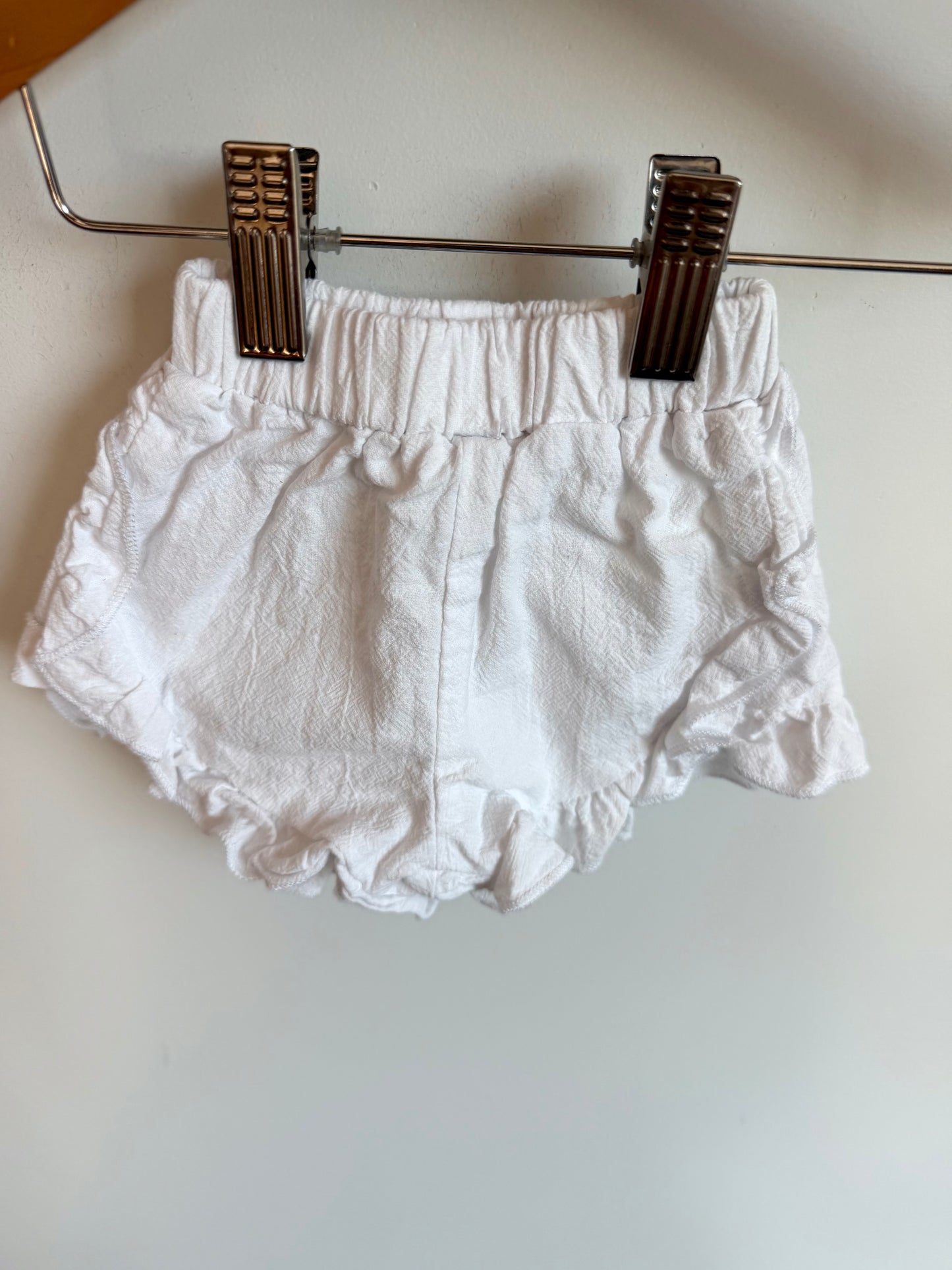 White Ruffle Shorts / 3-6m