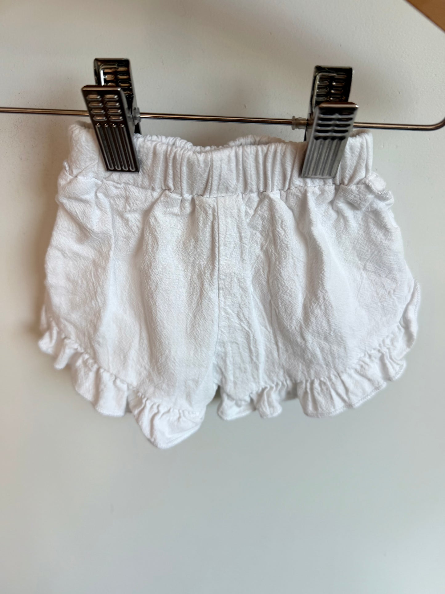 White Ruffle Shorts / 3-6m