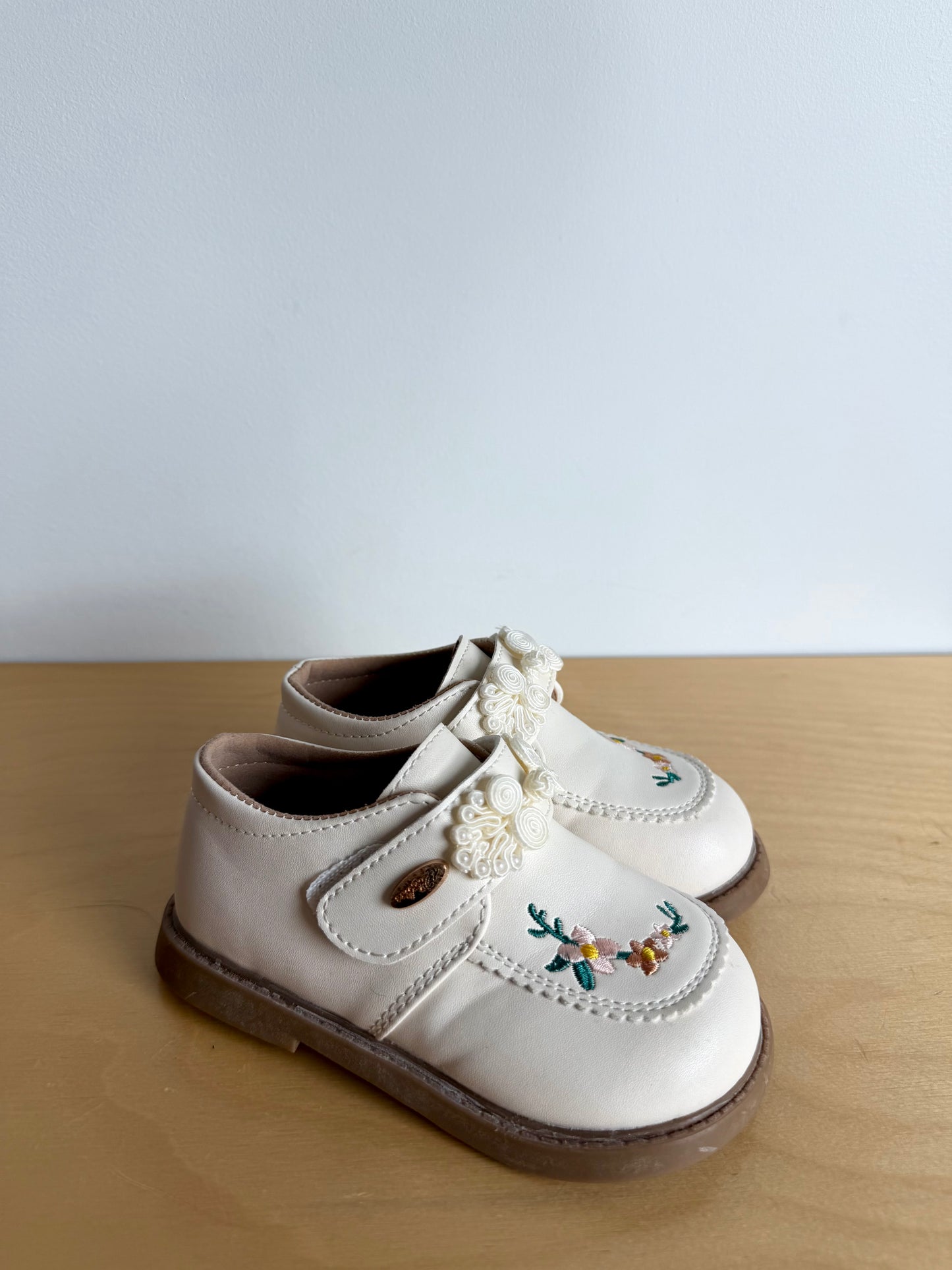 Embroidered Floral White Shoes / Size 9 Toddler