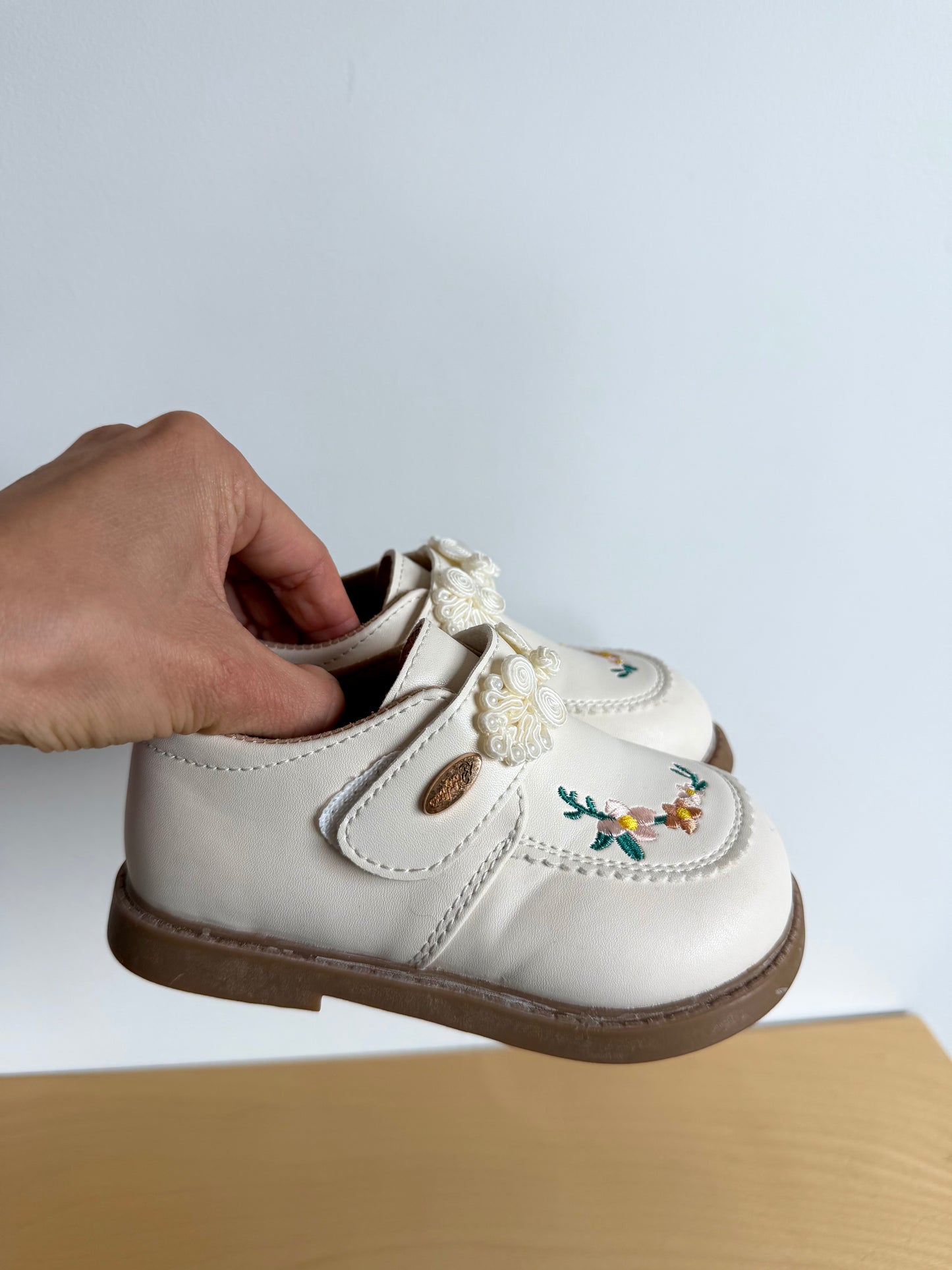 Embroidered Floral White Shoes / Size 9 Toddler