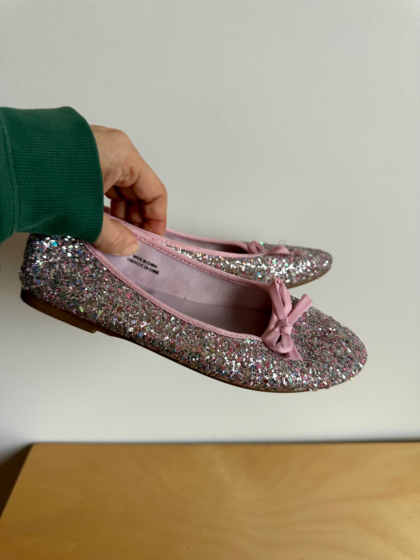 Sparkly Bow Ballet Flats / Size 2 Big Kids