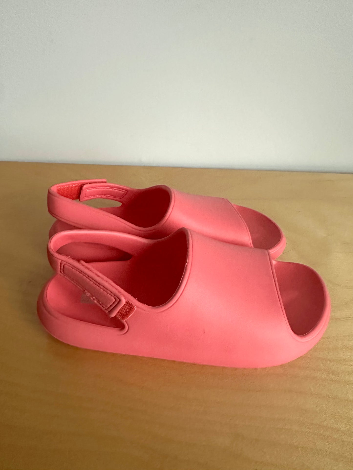 Pink Sandals / Size 2-3 Big Kids