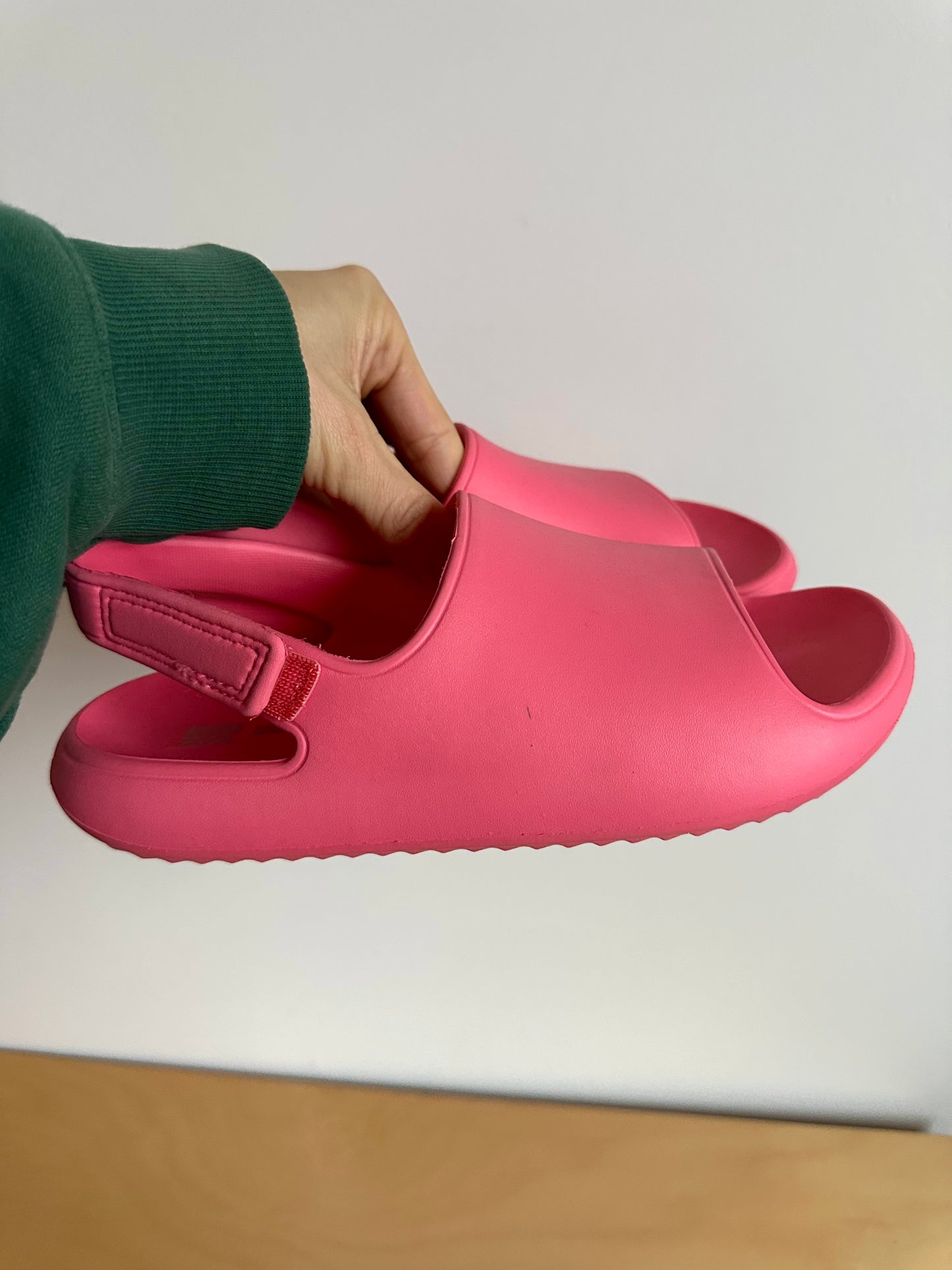 Pink Sandals / Size 2-3 Big Kids