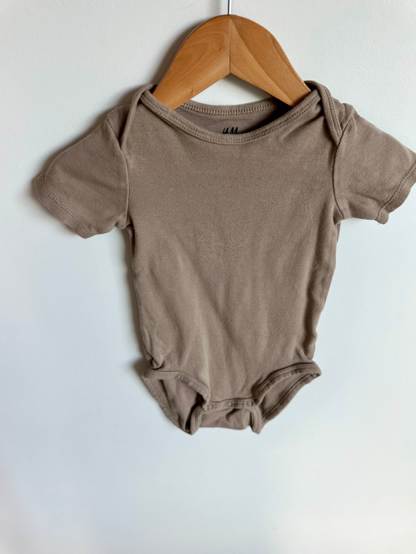 H&M Organic Fawn Bodysuit / 9-12m