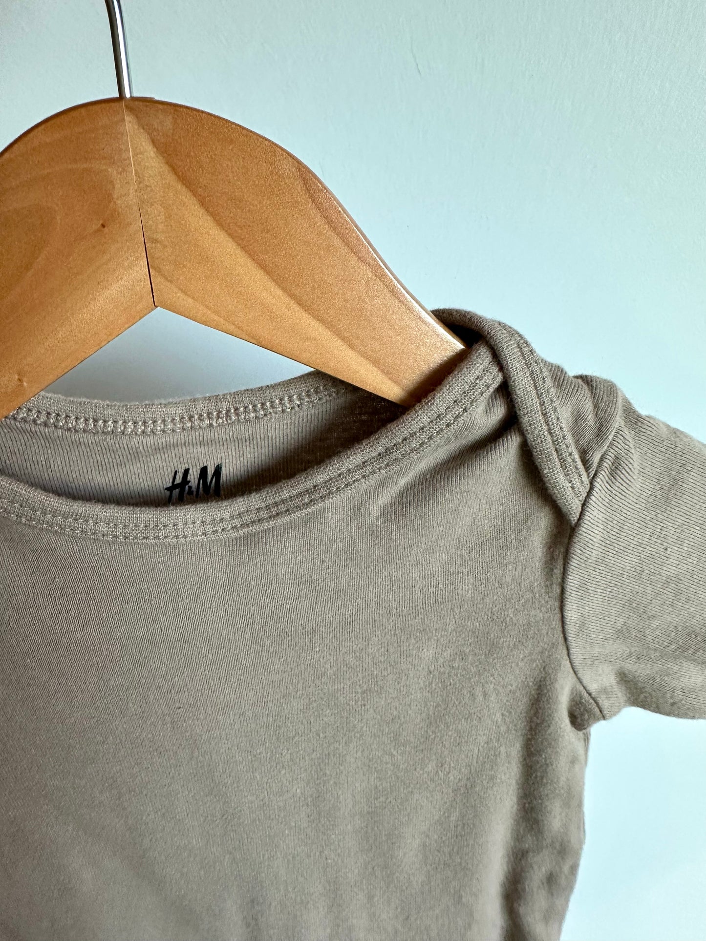 H&M Organic Fawn Bodysuit / 9-12m