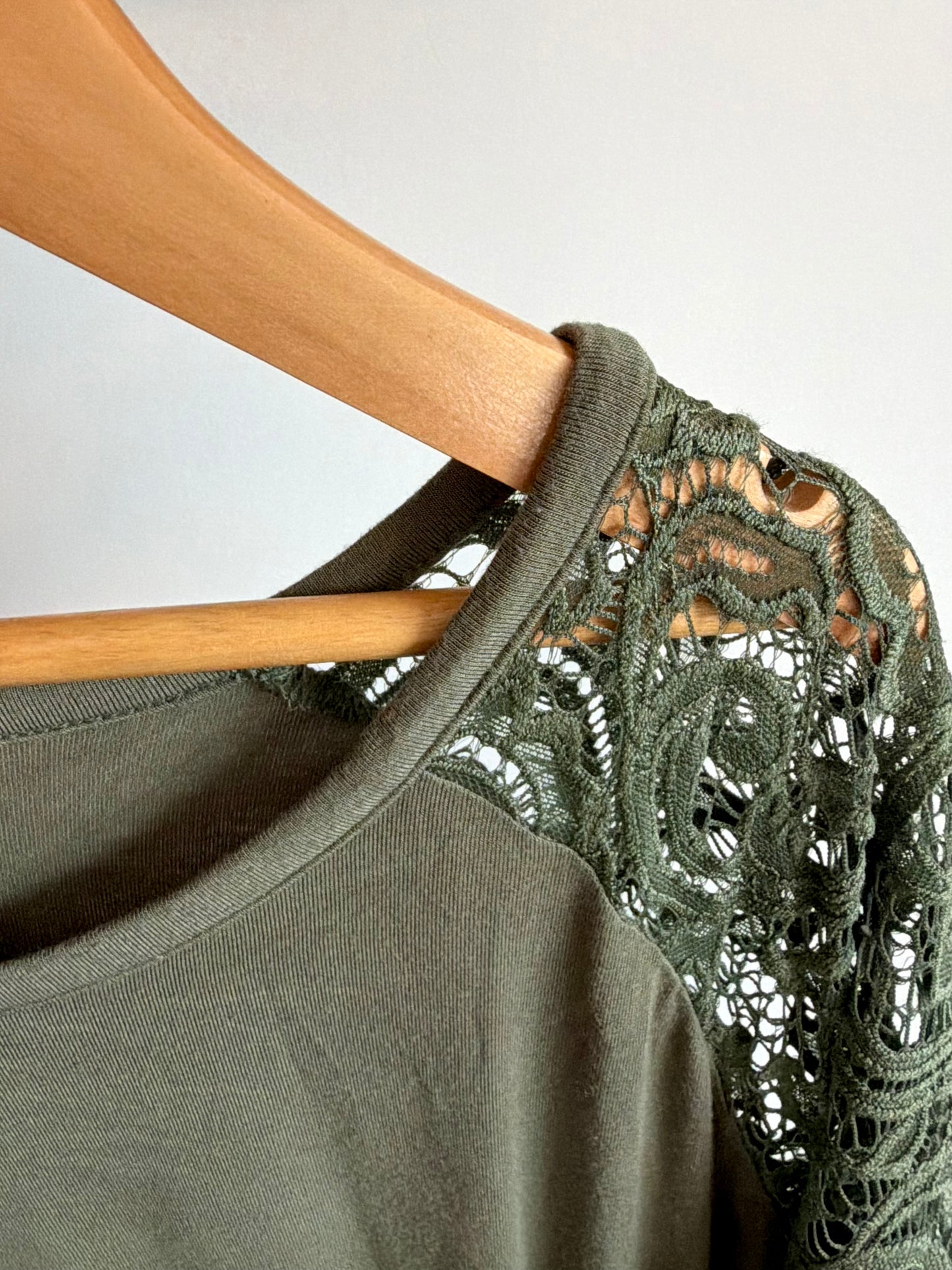 Olive Lace Sleeve T-shirt / Large