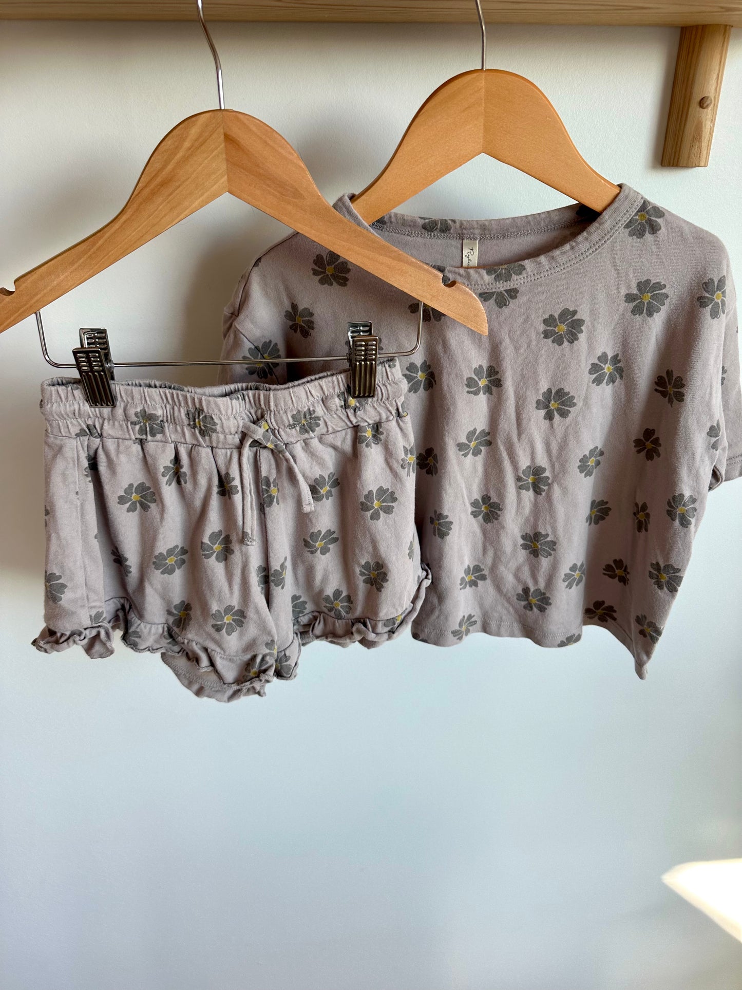 Rylee + Cru Taupe Flower Top + Shorts Set / 4-5 years