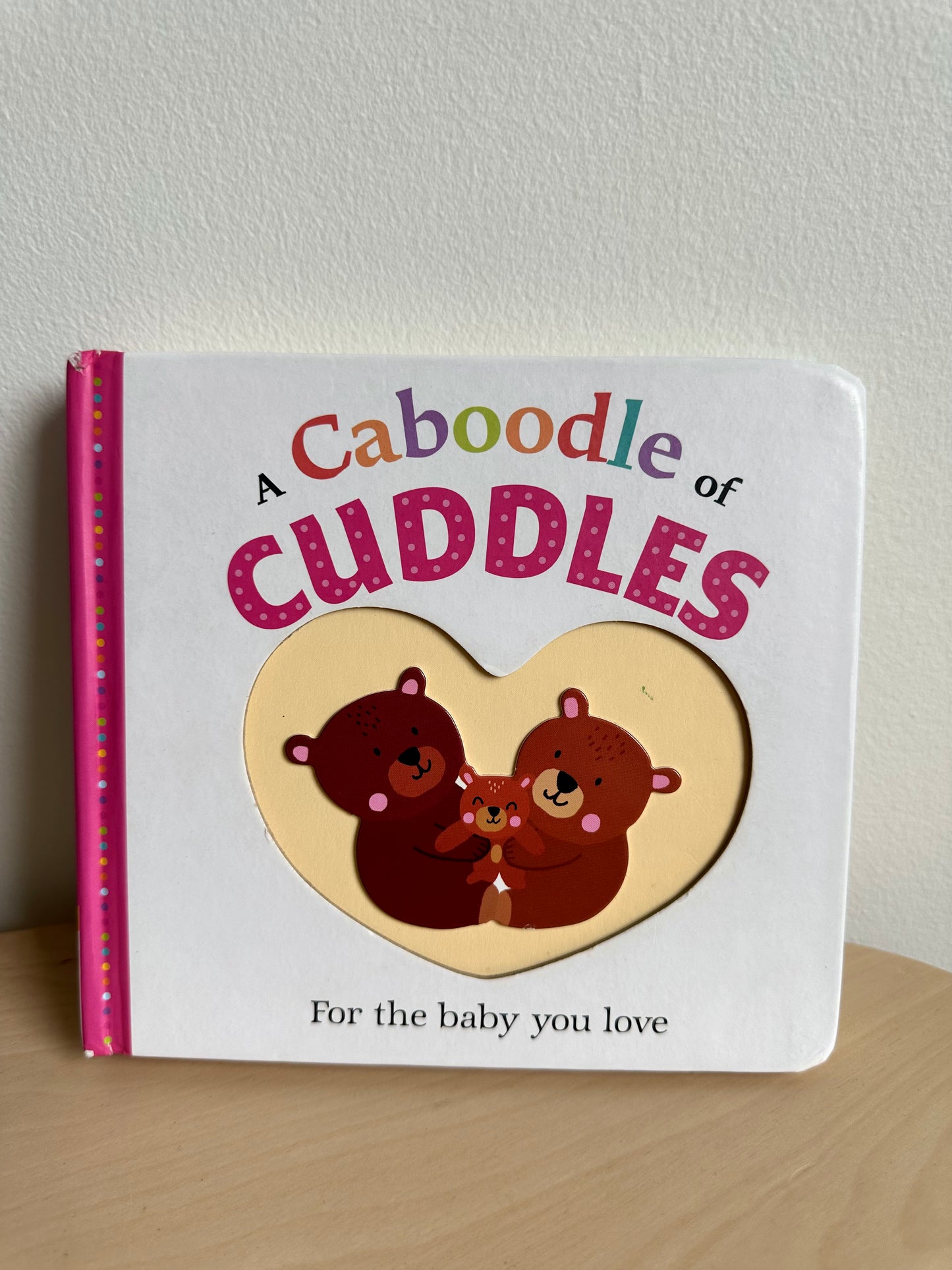 A Caboodle of Cuddles Board Book / 0-2 years