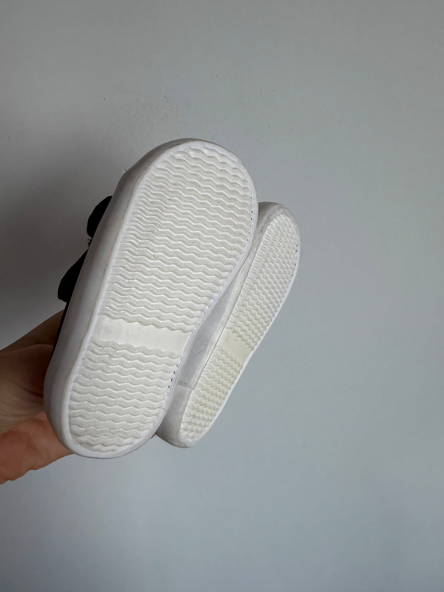 H&M Black and White Velcro Shoes / Size 2-3 Infant
