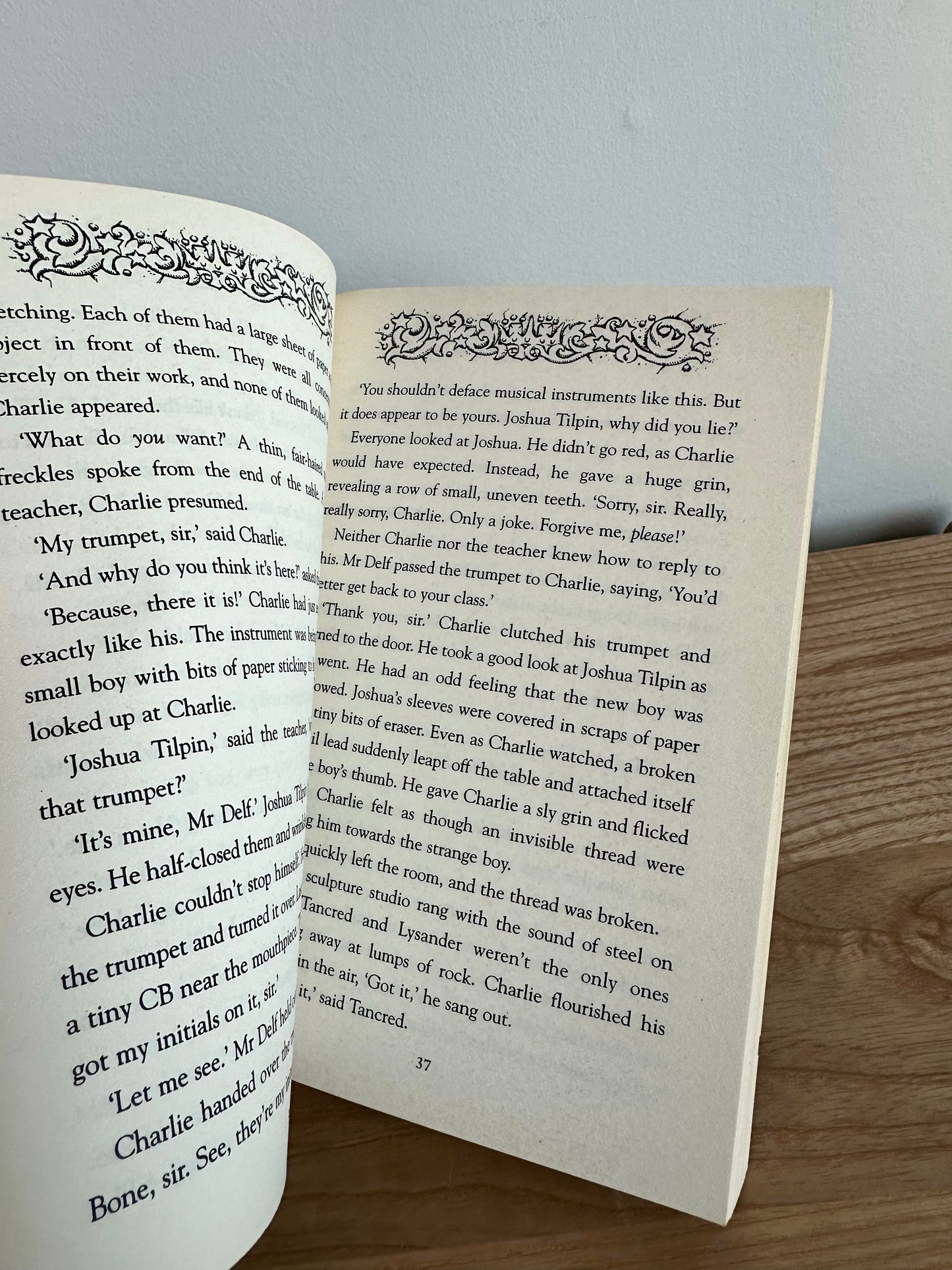 Charlie Bone and the Castle of Mirrors Book / 9-12 years