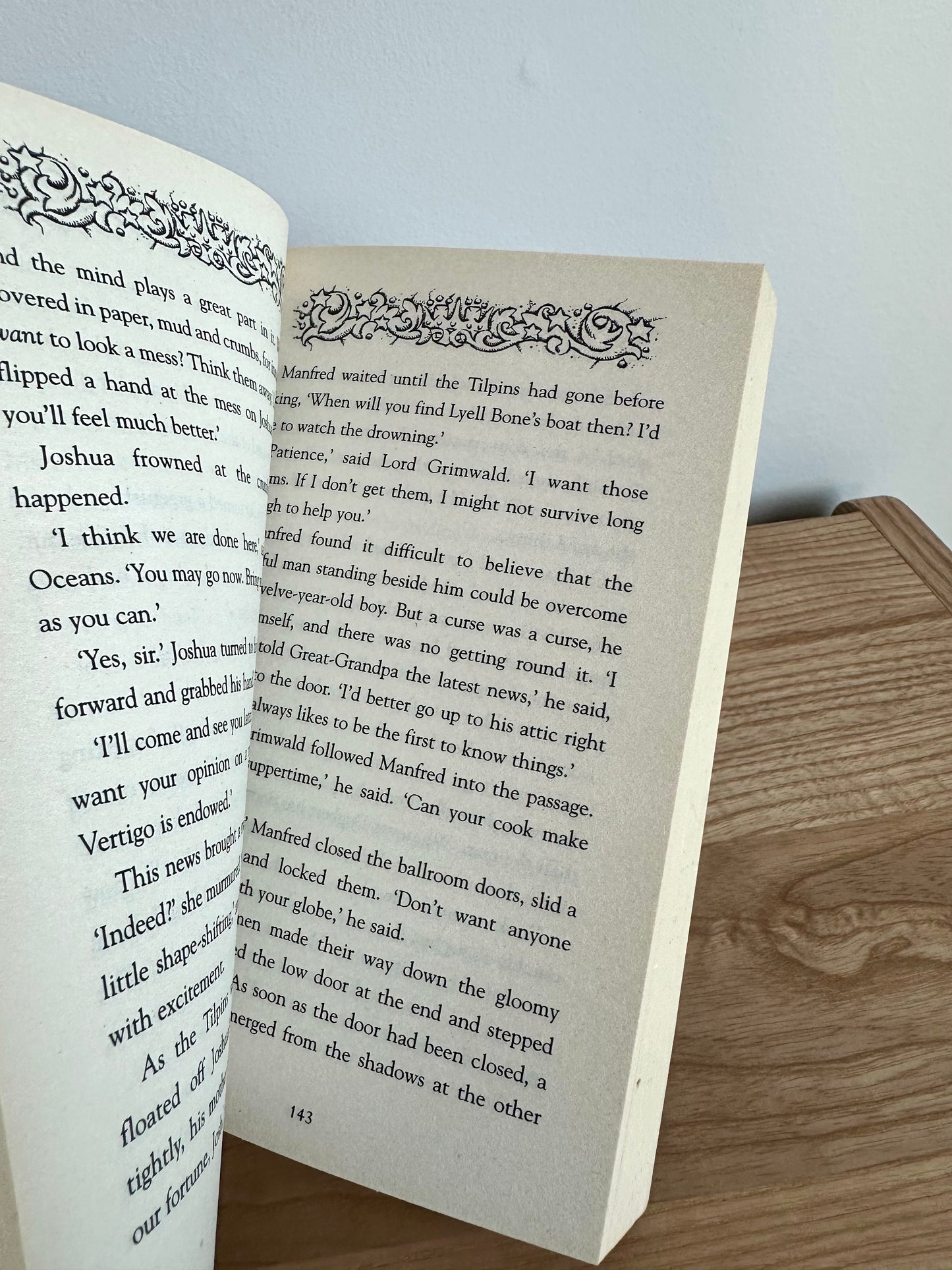 Charlie Bone and The Red Knight Book / 9-12 years