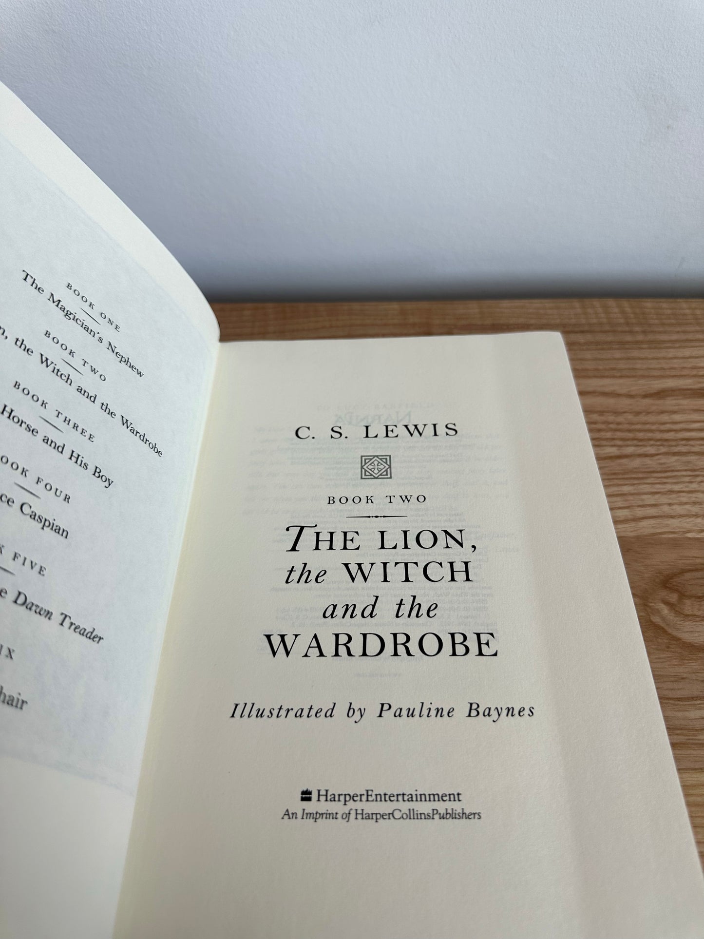 The Lion, the Witch and the Wardrobe Book / 8-12 years