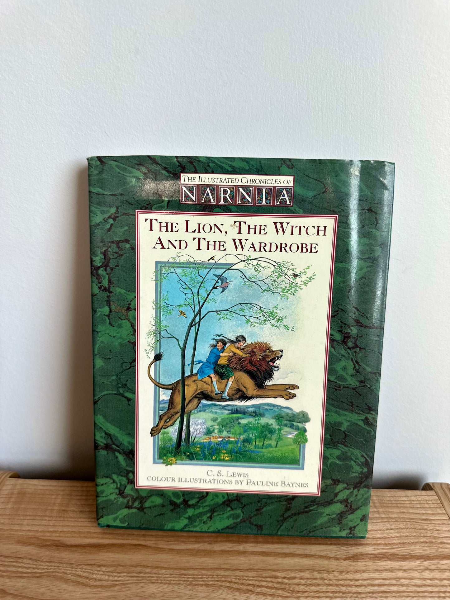 Illustrated The Lion, the Witch and the Wardrobe Book / 8-12 years (No Shipping)