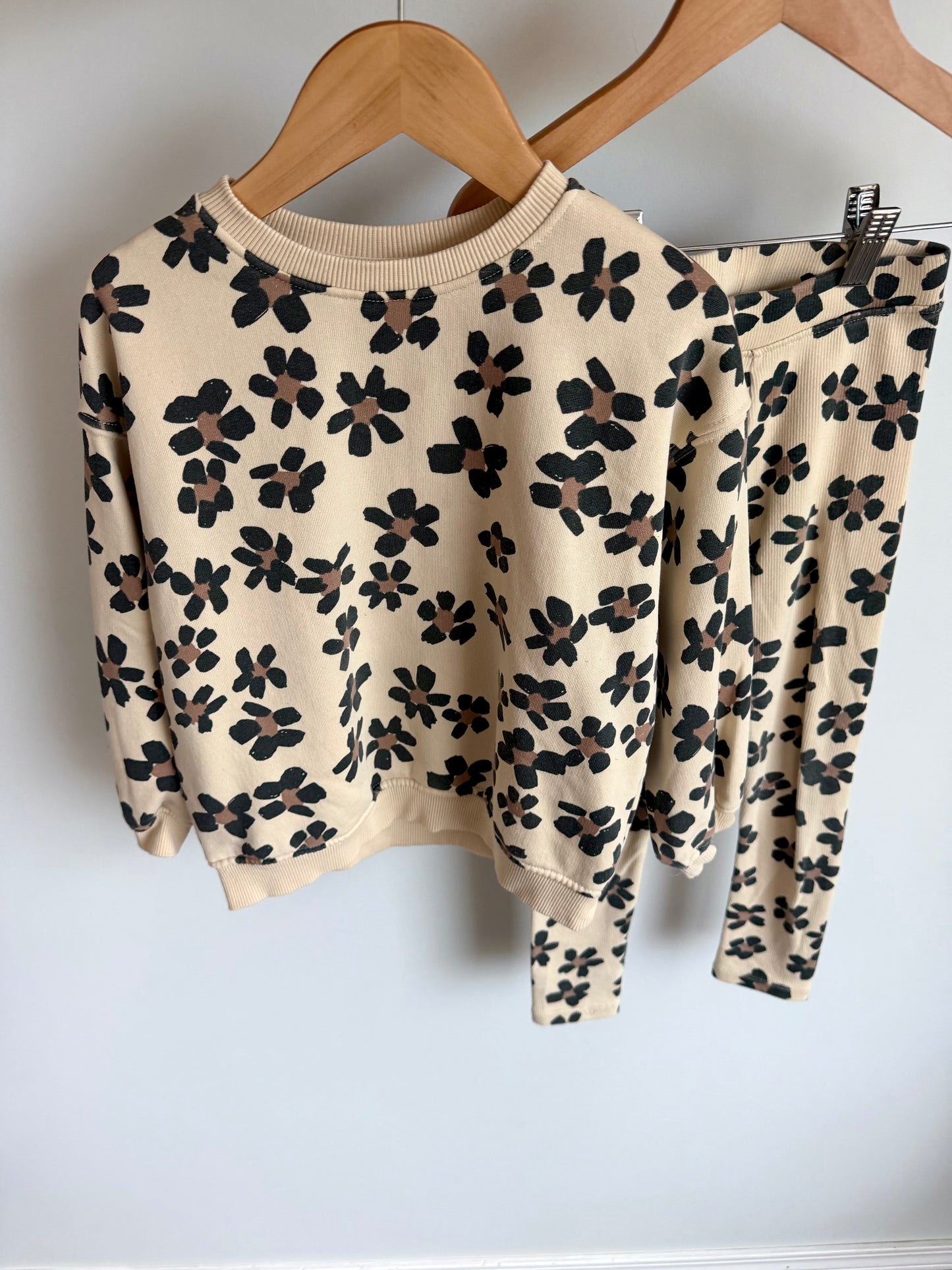 Zara Black Daisy Crewneck + Ribbed Leggings Set / 6 years