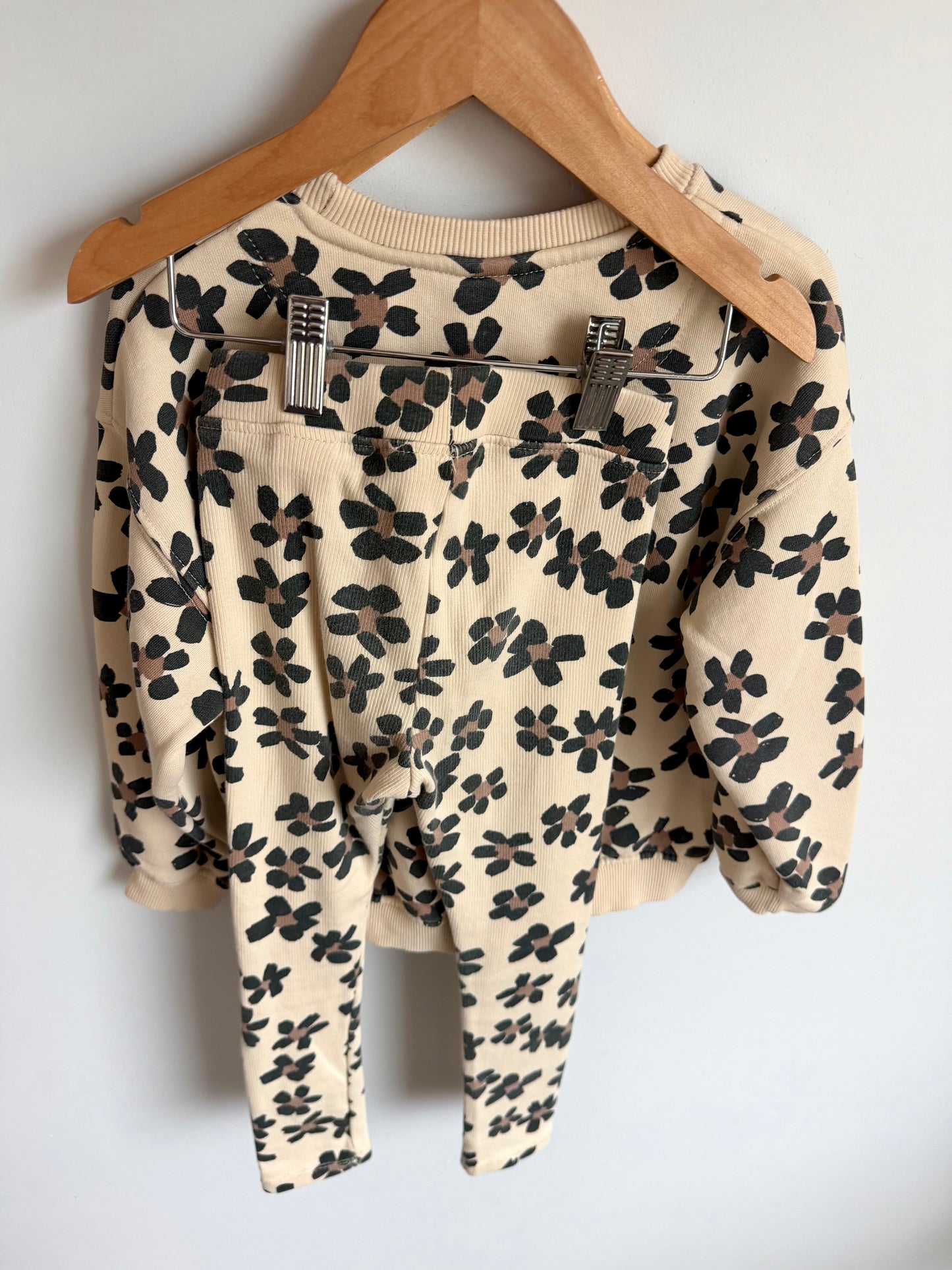 Zara Black Daisy Crewneck + Ribbed Leggings Set / 6 years