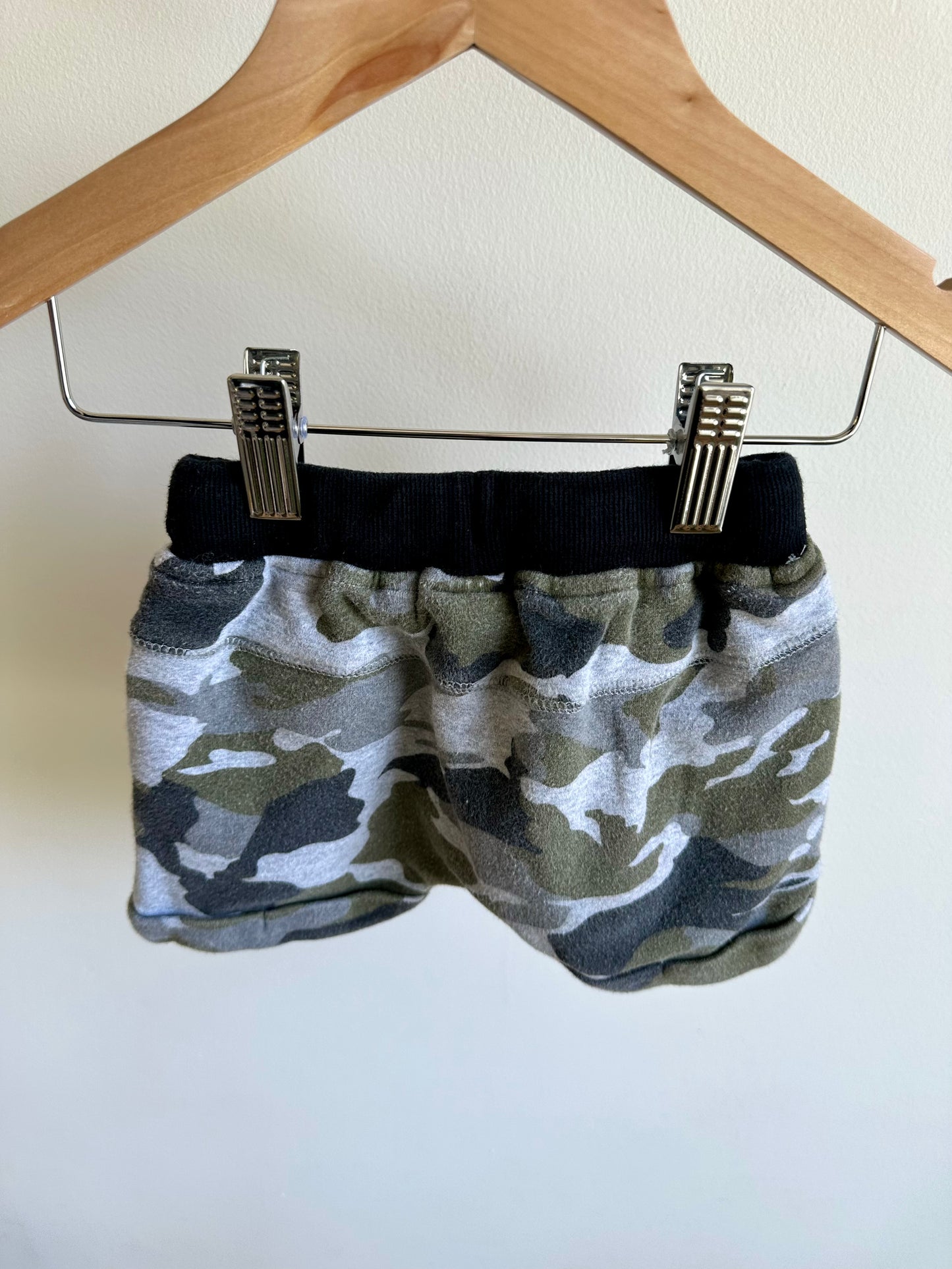 Little Bipsy Camo Shorts / 12-18m