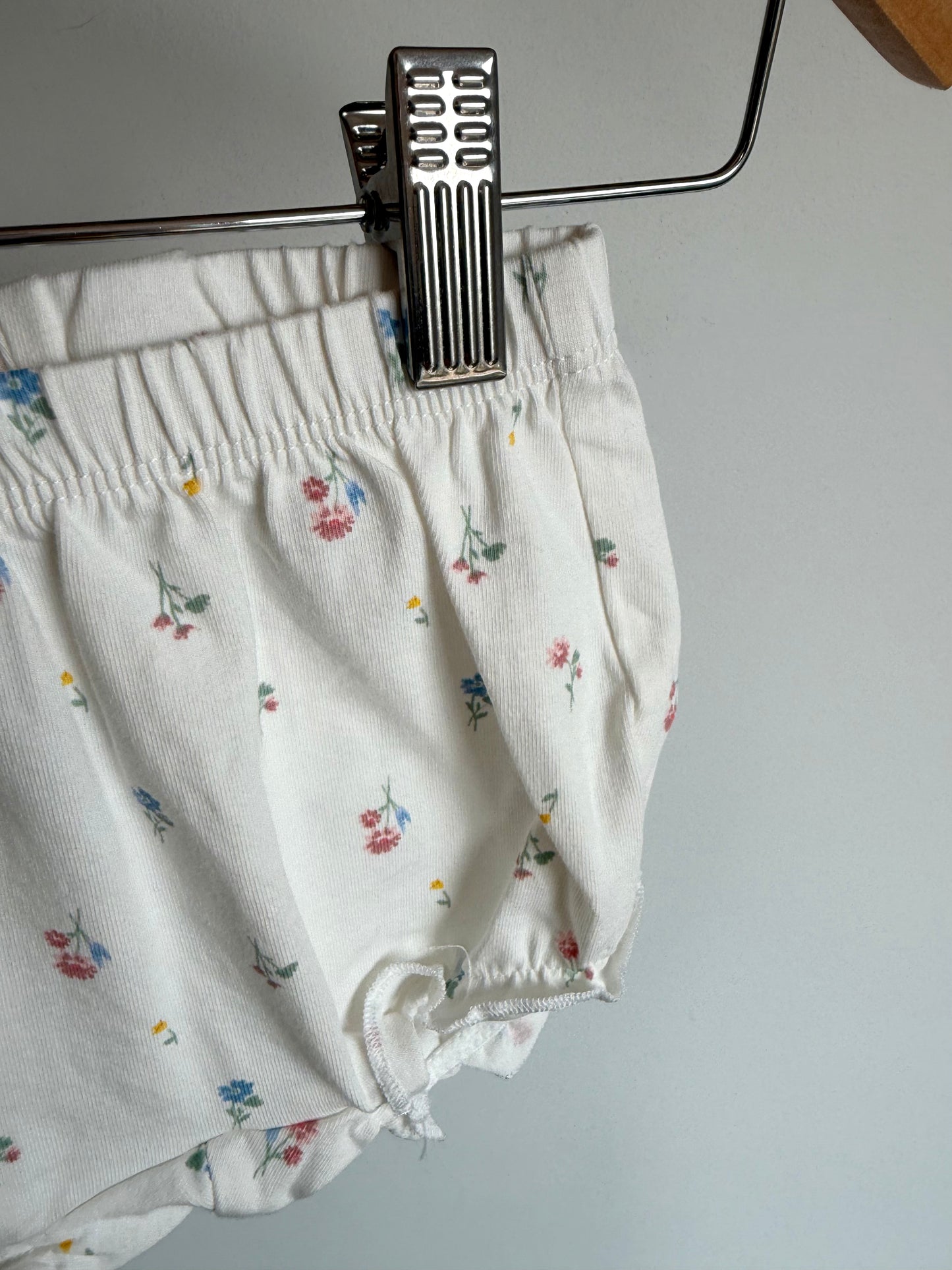 H&M Floral White Bubble Shorts / 2-4m