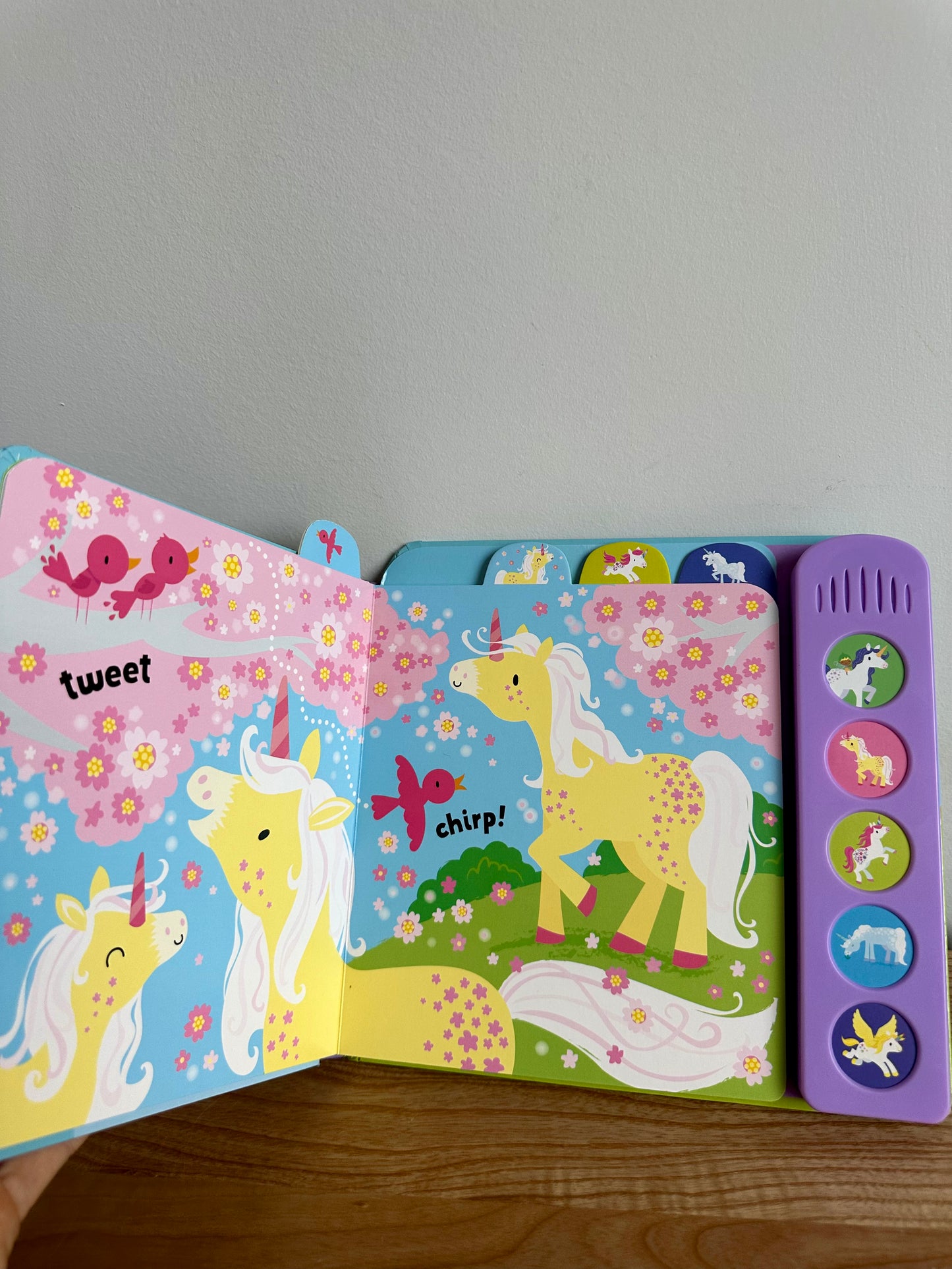 Baby's Noisy Book Unicorns / 0-2 years (No Shipping)