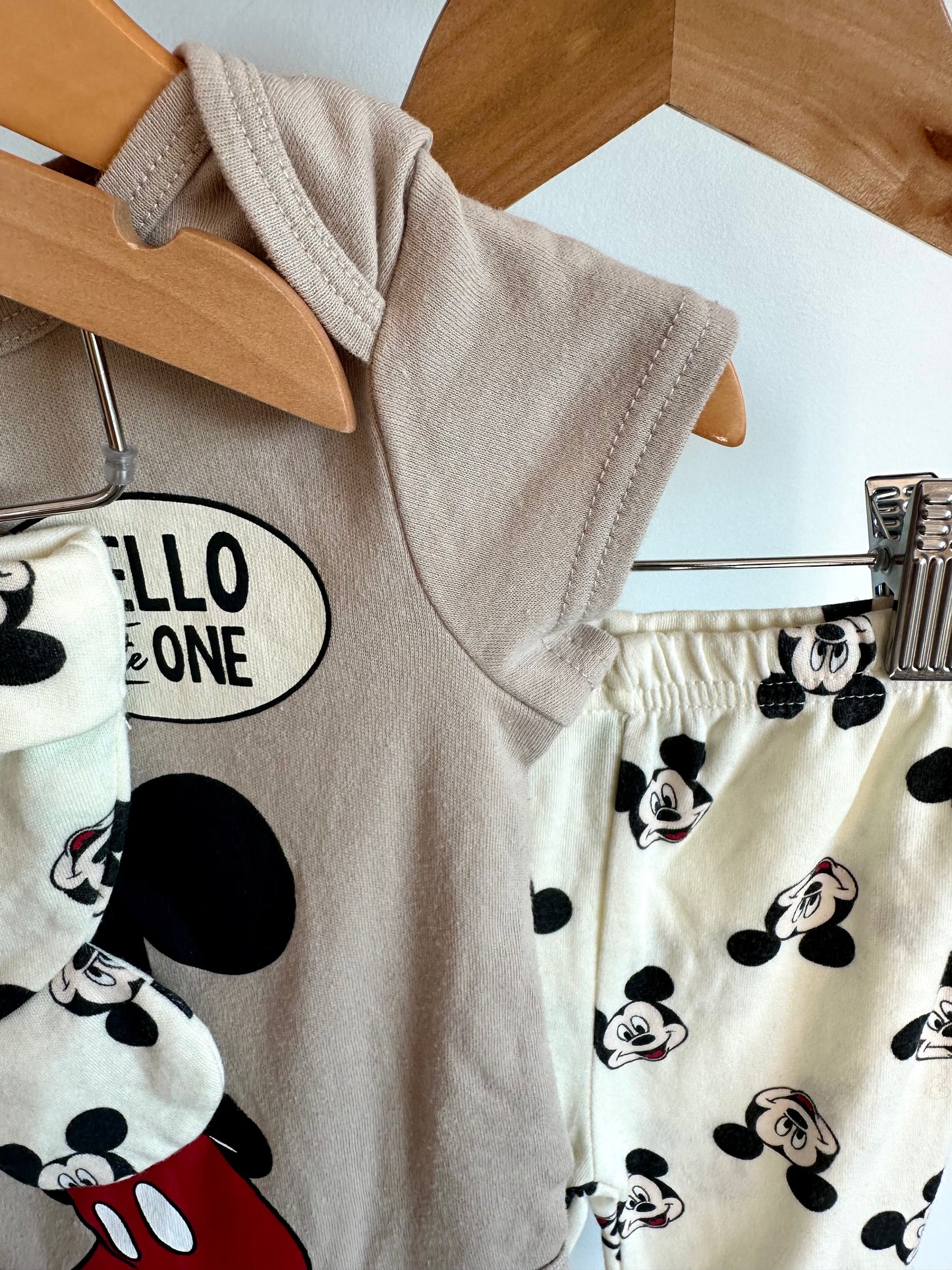 Mickey Mouse 3 piece Bodysuit, Pants and Toque Set / 6-9m