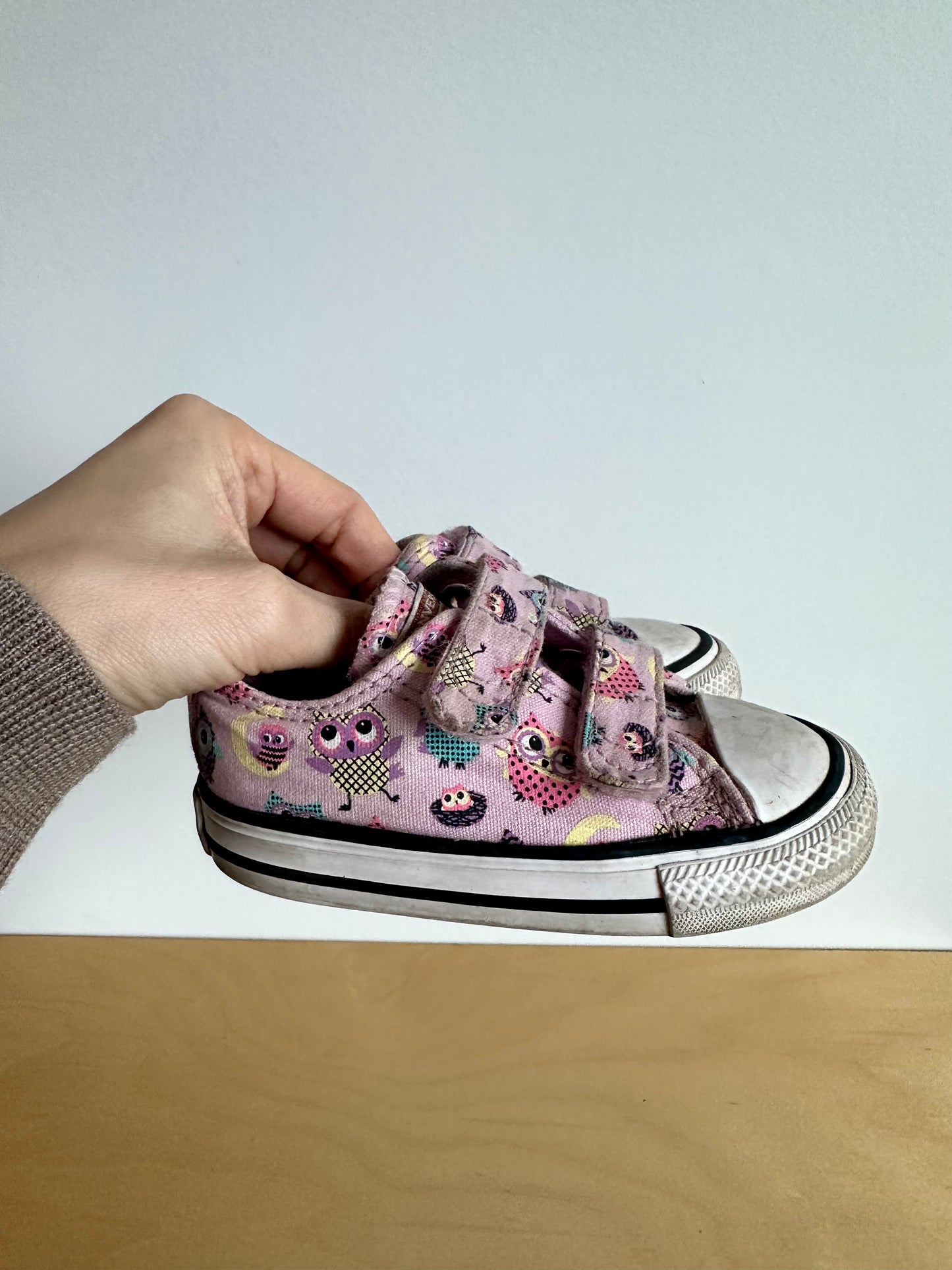 Converse Owl Sneakers / Size 5 Toddler